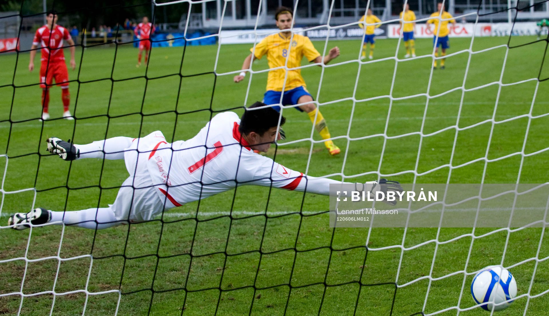  Straff, Astrit Ajdarevic, Sverige överlistar Steve Sultana, målvakt, Malta, och 3-0