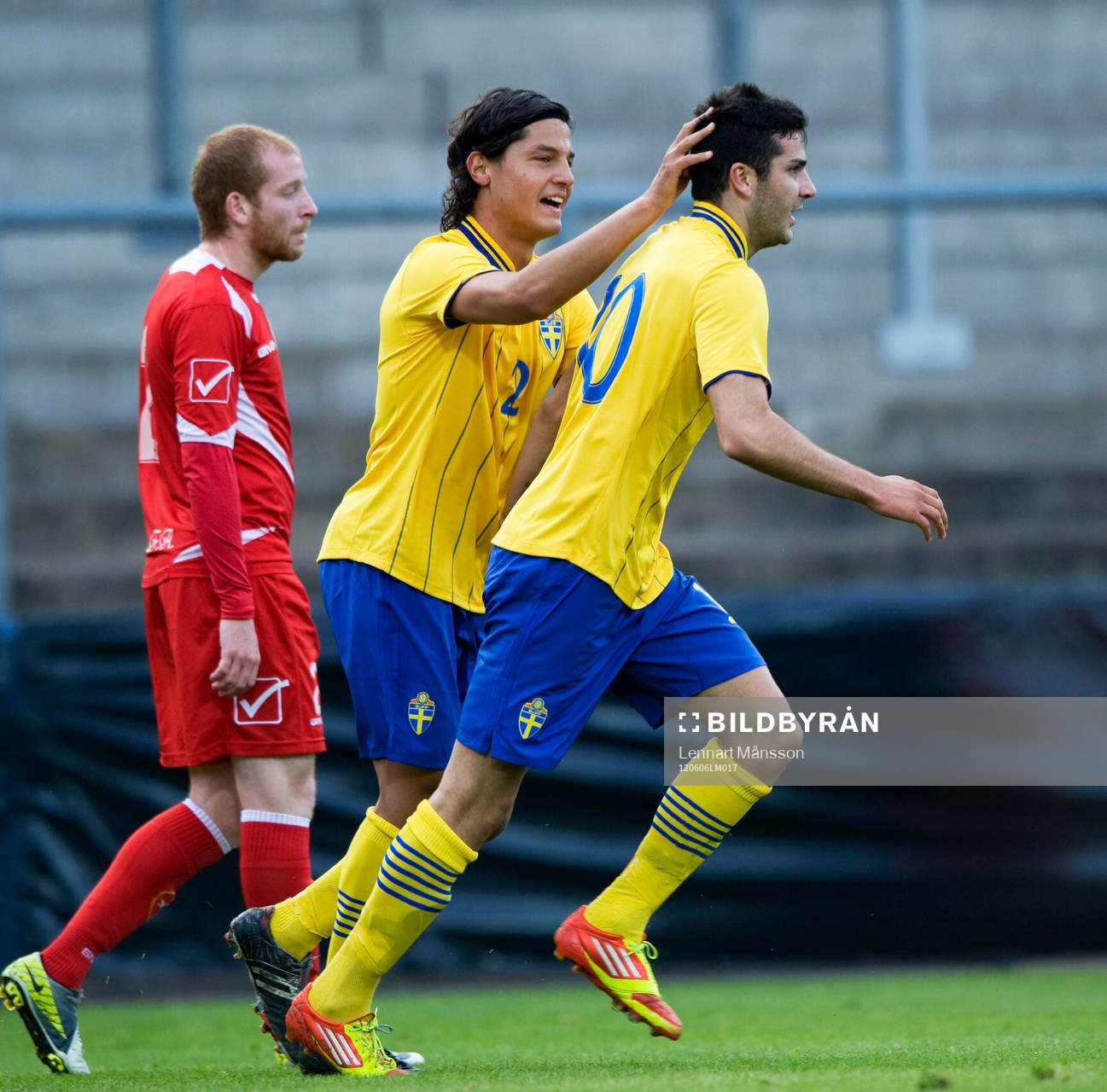 2-0 Mikael Ishak, Sverige, jubel med Miiko Albornoz