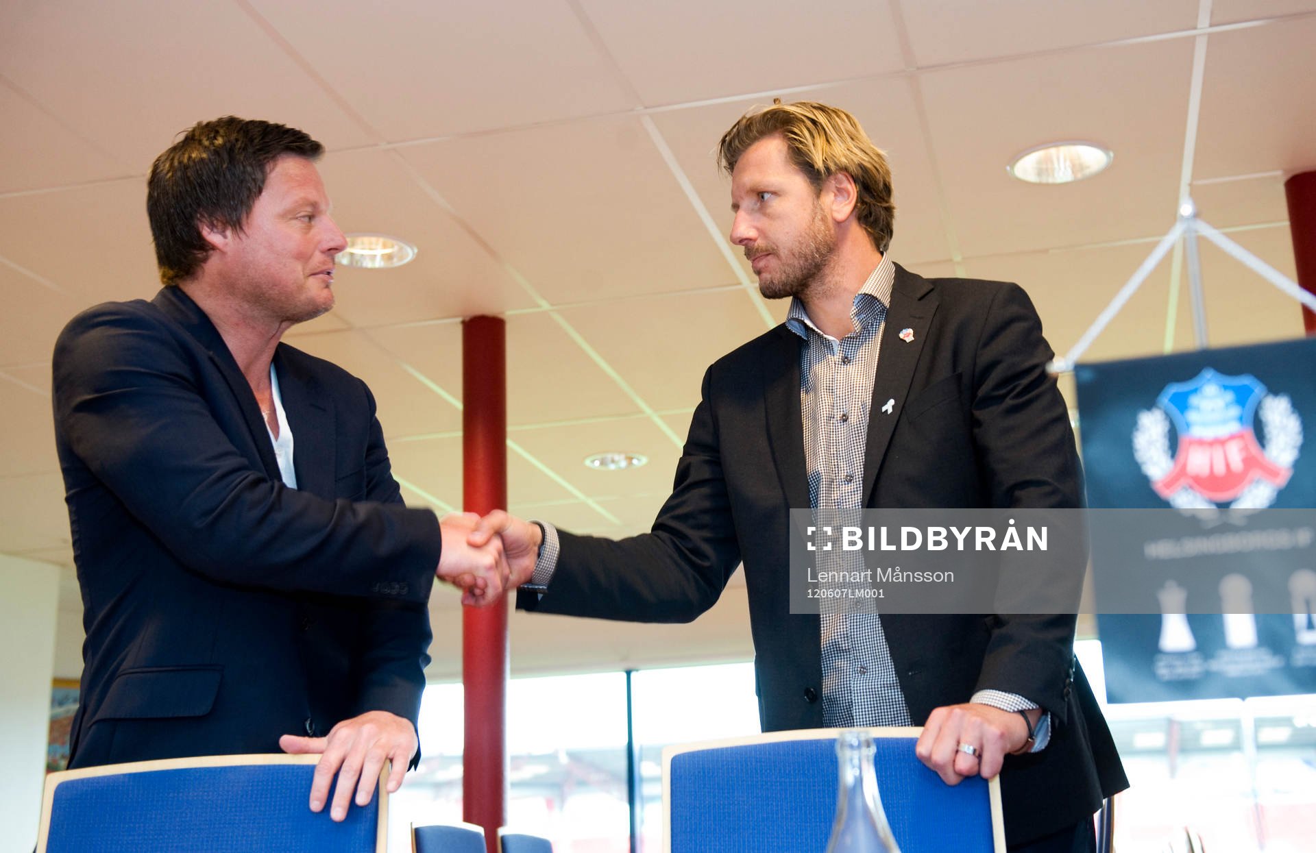 Stefan Schwarz hälsas välkommen av Jesper Jansson,