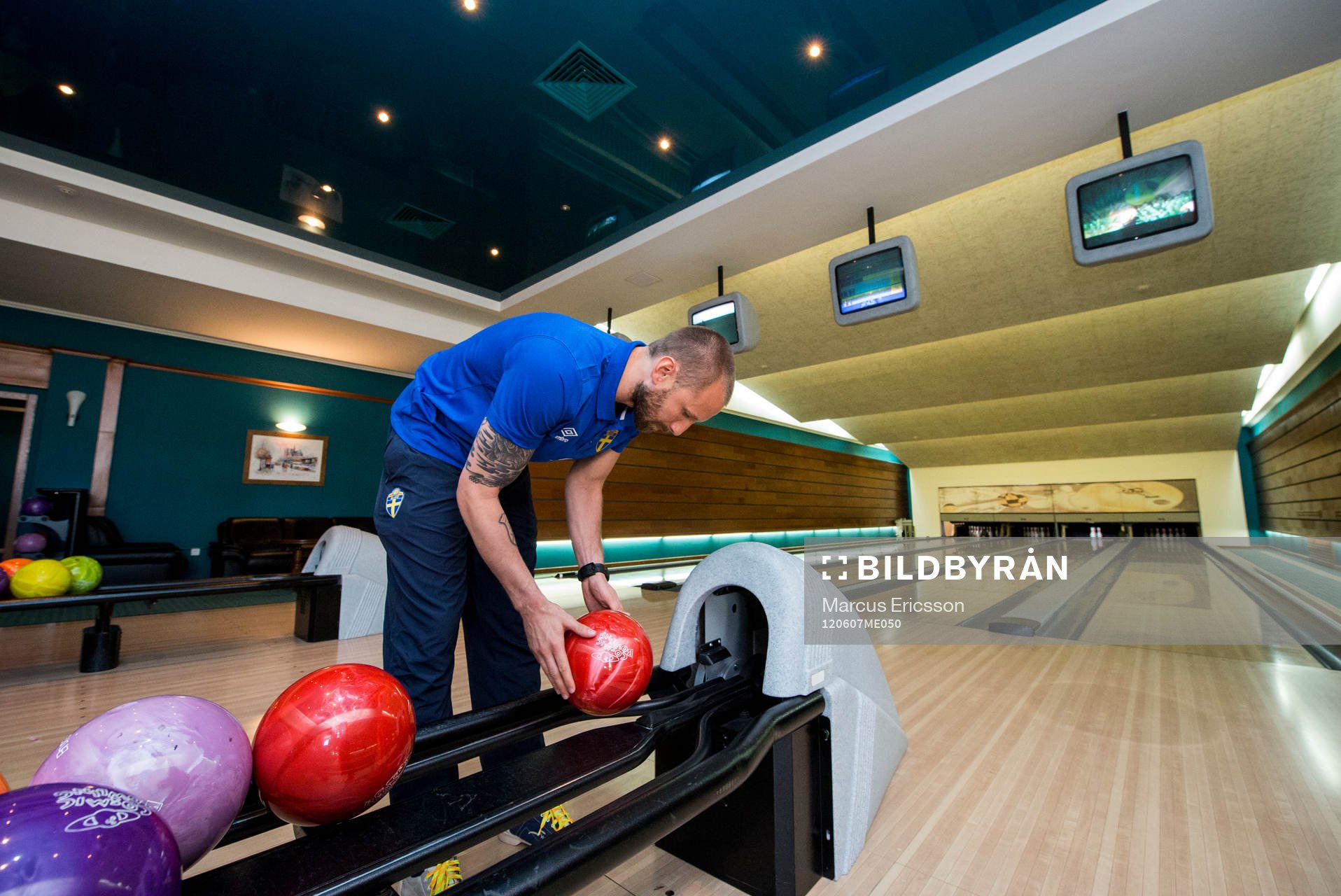 Rundvisning på spelarhotellet. Spelarhotell, hotell. Johan