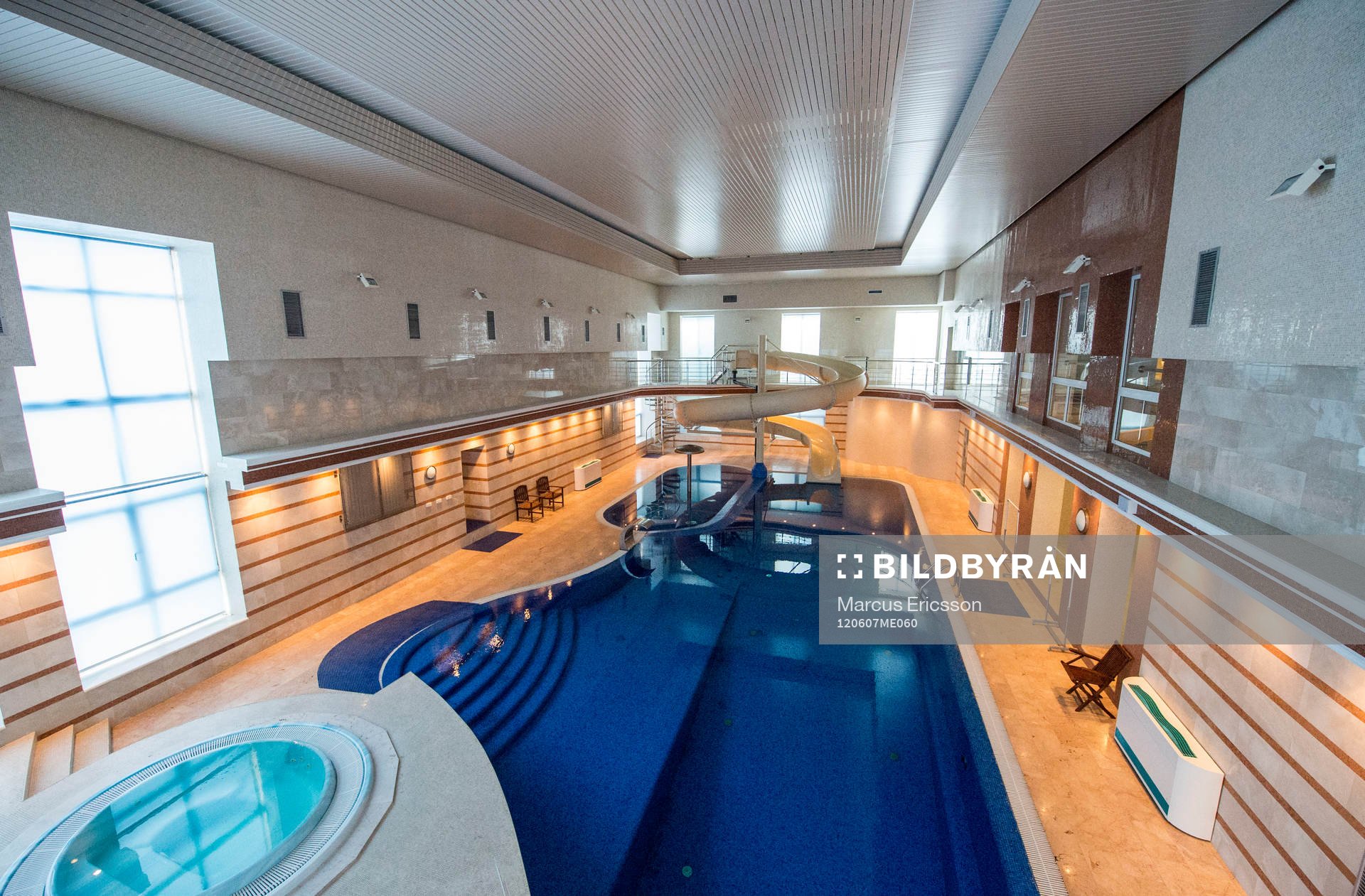 Rundvisning på spelarhotellet. Spelarhotell, hotell. Pool