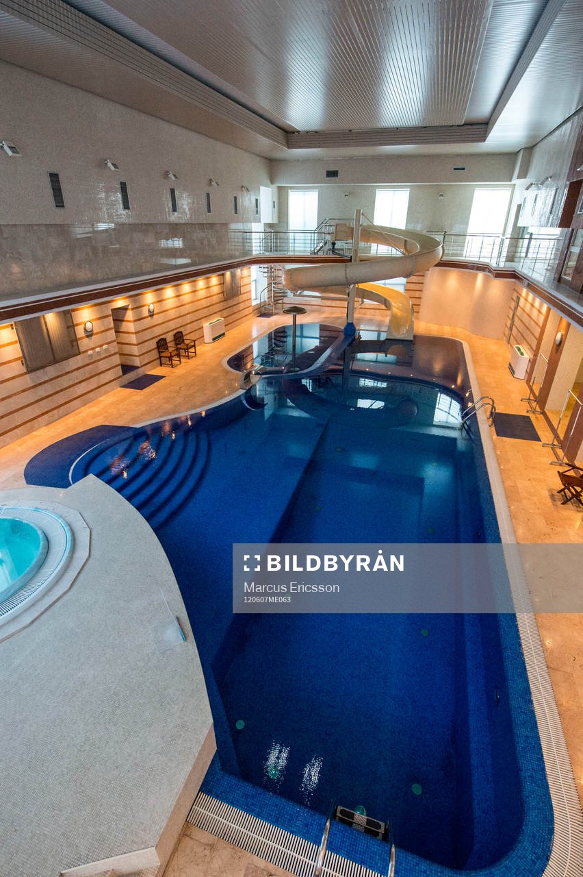 Rundvisning på spelarhotellet. Spelarhotell, hotell. Pool