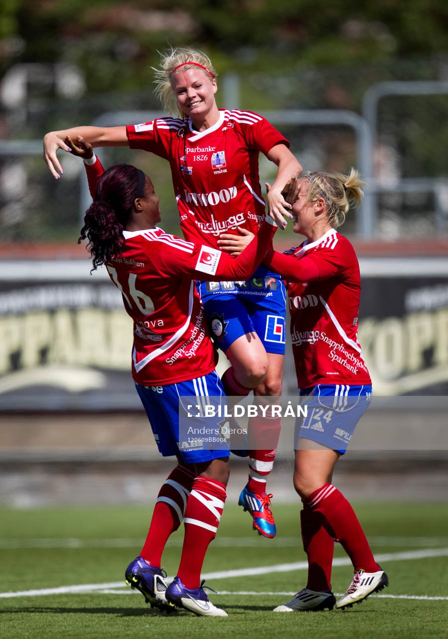  Emma Sjödahl, Vittsjö, gör 2-1.  Danesha Adams, Emma Sjödahl, Kirsty Yallop, jubel.