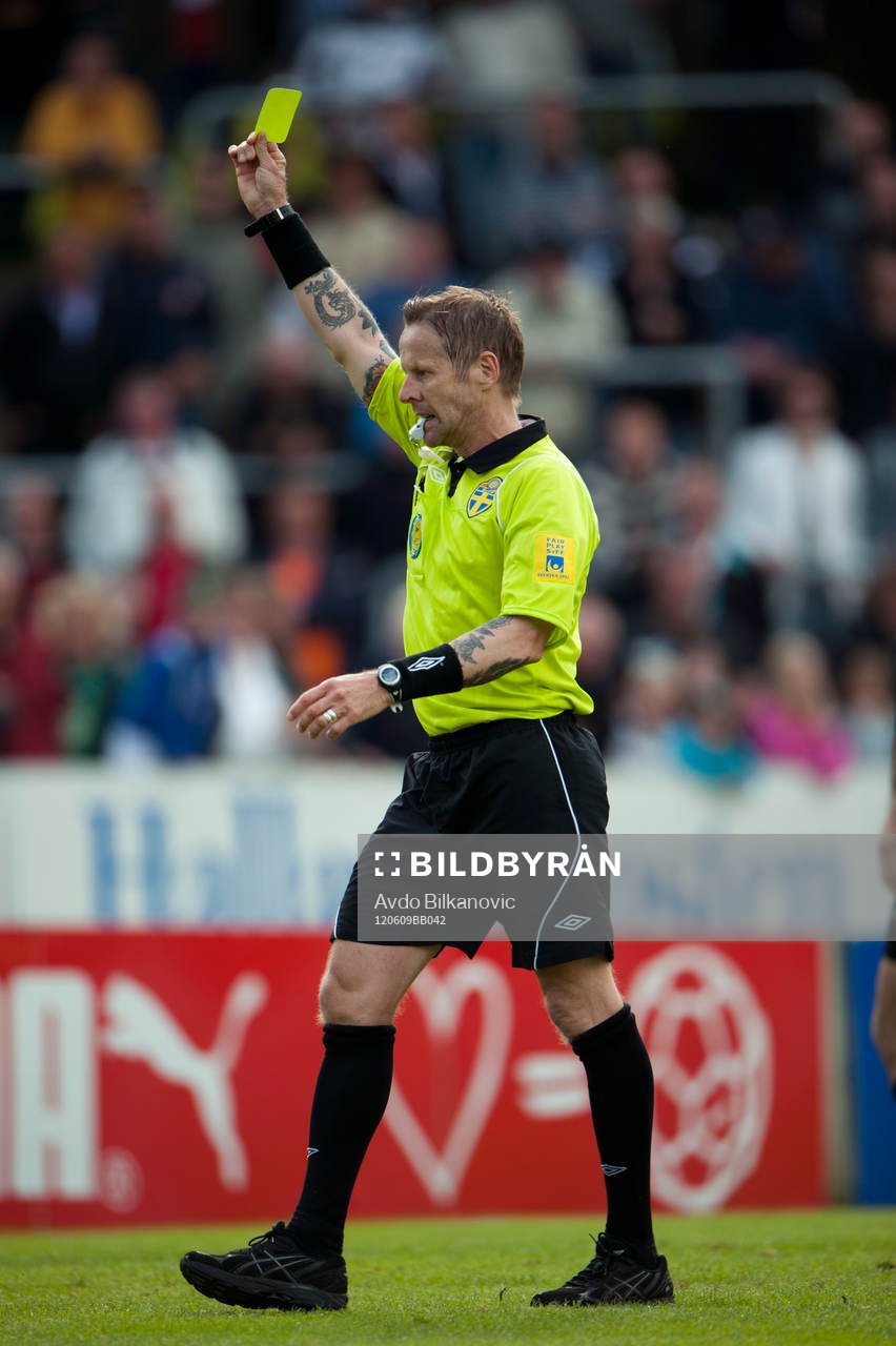 Peter Dahlin, målvakt, Varberg, får gul kort, Lars