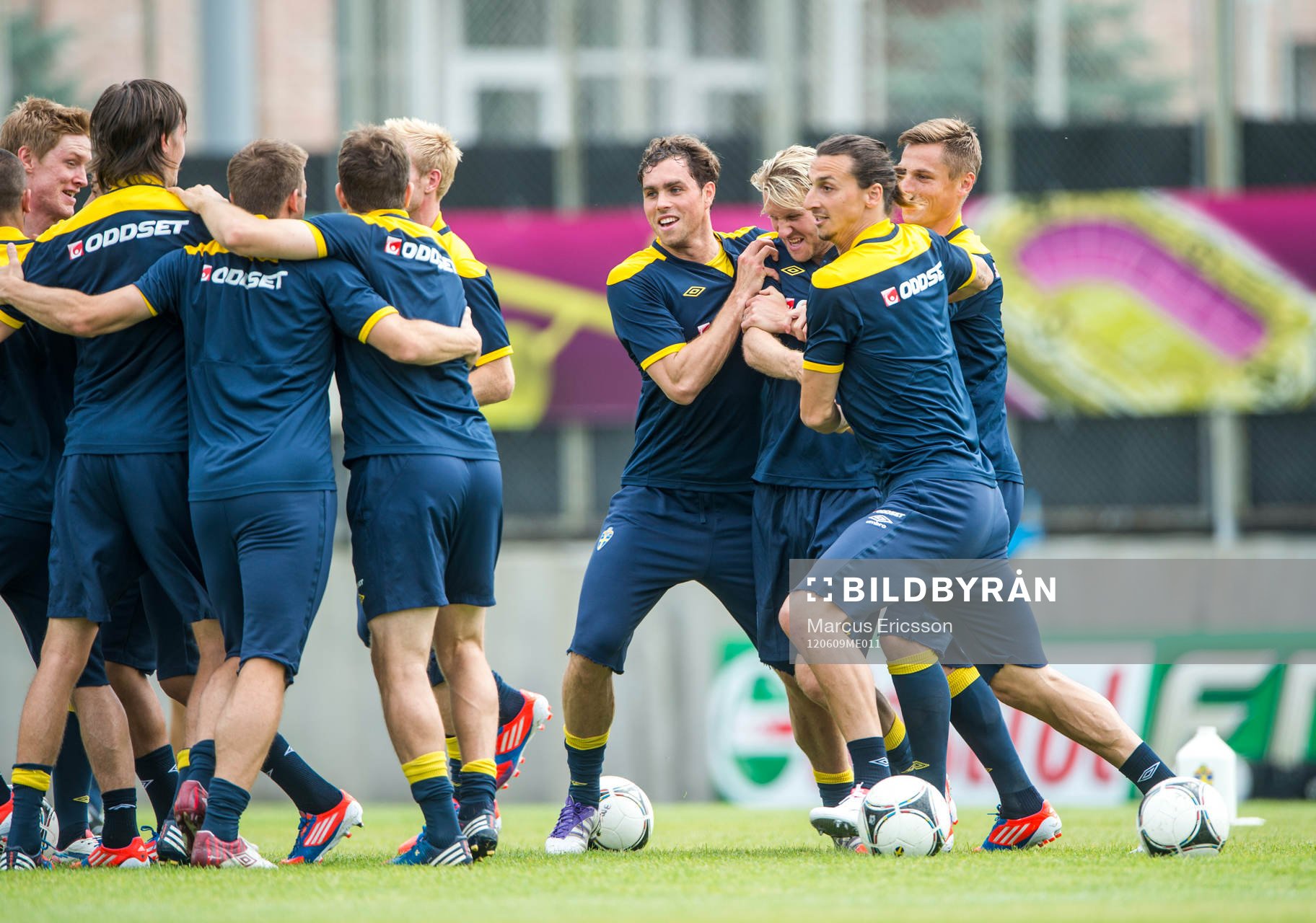 Skoj och lek blandat med uppvärmning. Johan Elmander och