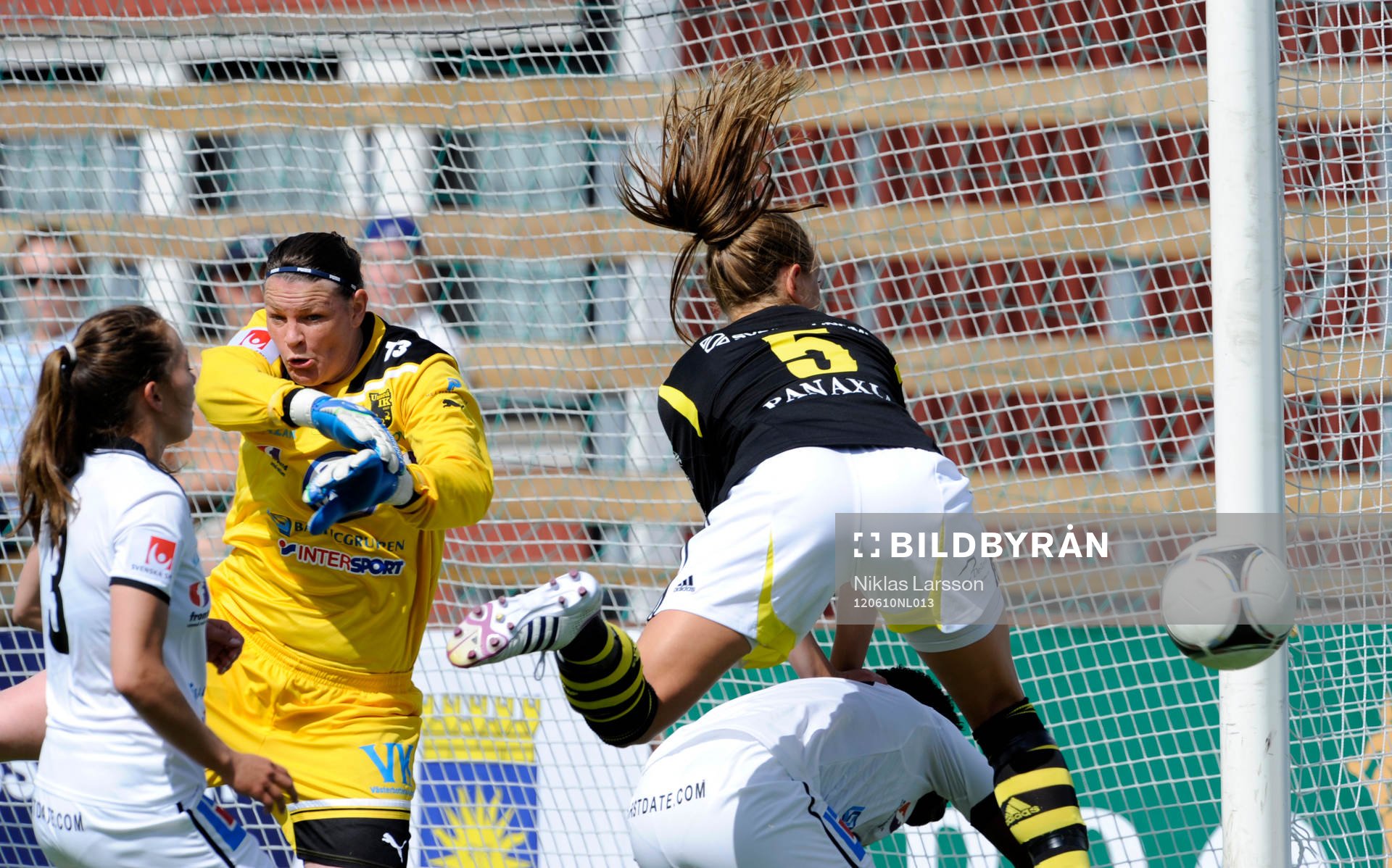 Jennie Nordin, AIK är nära att göra mål bakom Caroline