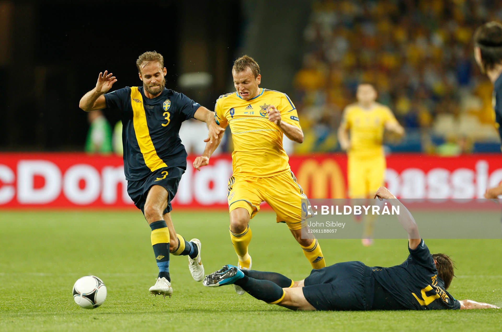 Oleh Gusev, Ukraina tacklas av Kim Källström, Sverige.
