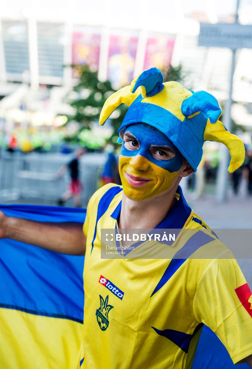 Fans, en ukrainsk supporter, flagga, publik, ukraina