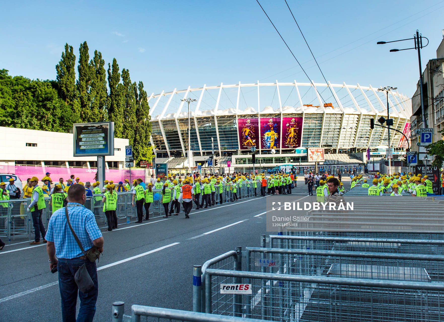 Vakter och funktionärer utanför arenan i Kiev,