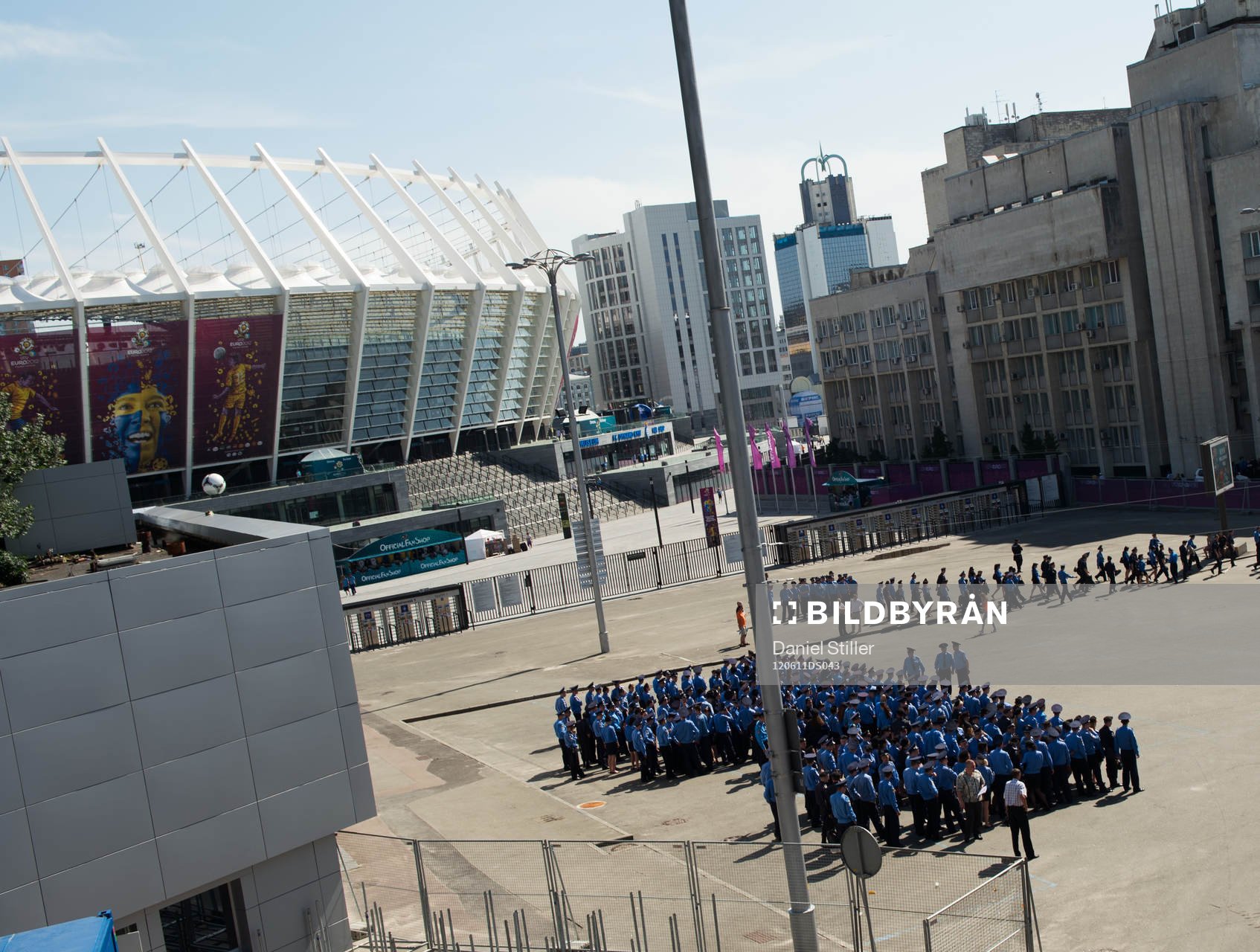 Polisen övar utanför Olympiastadion i Kiev