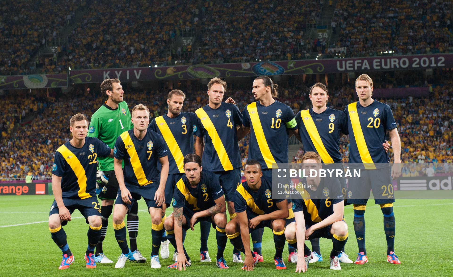 Svenska startelvan: Bakre raden fr v: Andreas Isaksson,