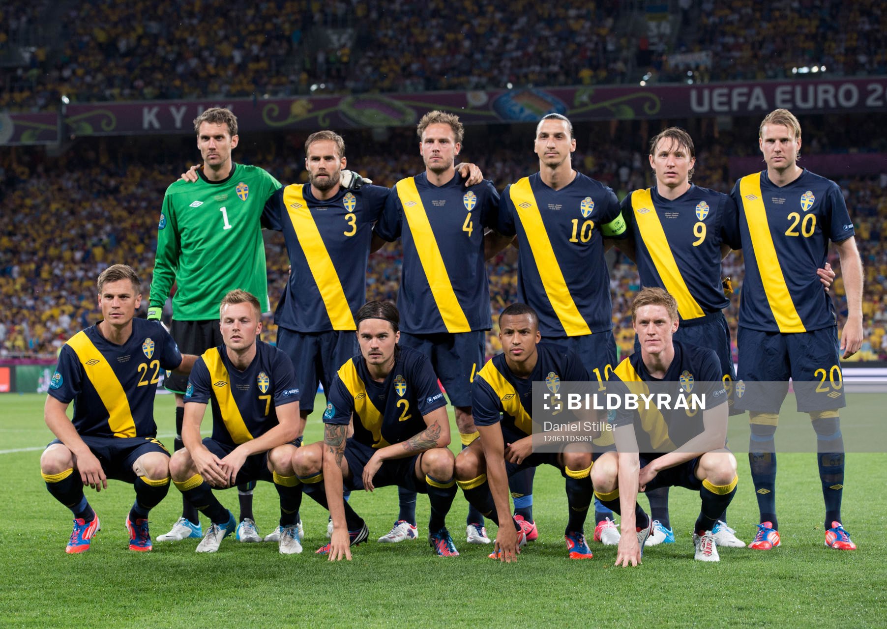  Svenska startelvan: Bakre raden fr v: Andreas Isaksson, målvakt, Olof Mellberg, Andreas Granqvist, Zlatan Ibrahimovic, Kim Källström, Ola Toivonen. 