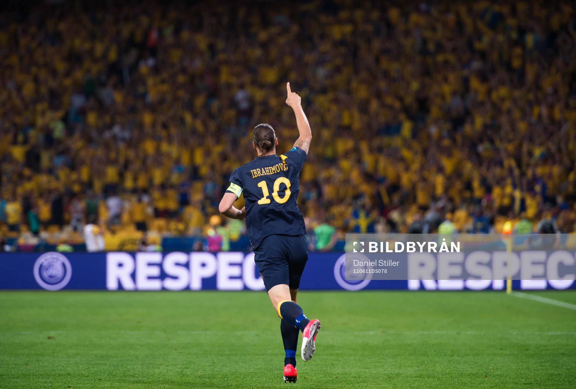Zlatan Ibrahimovic, Sverige, gör 0-1, jubel mot svenska