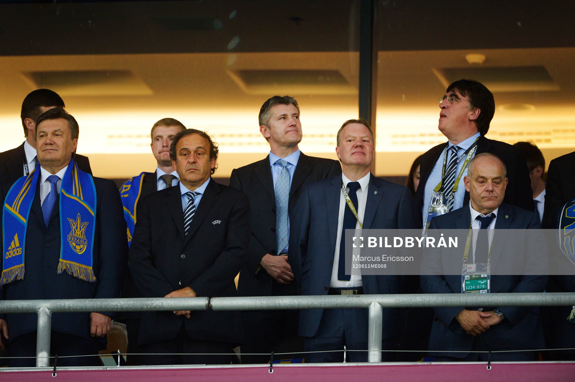 på hedersläktaren Michel Platini, president för UEFA och