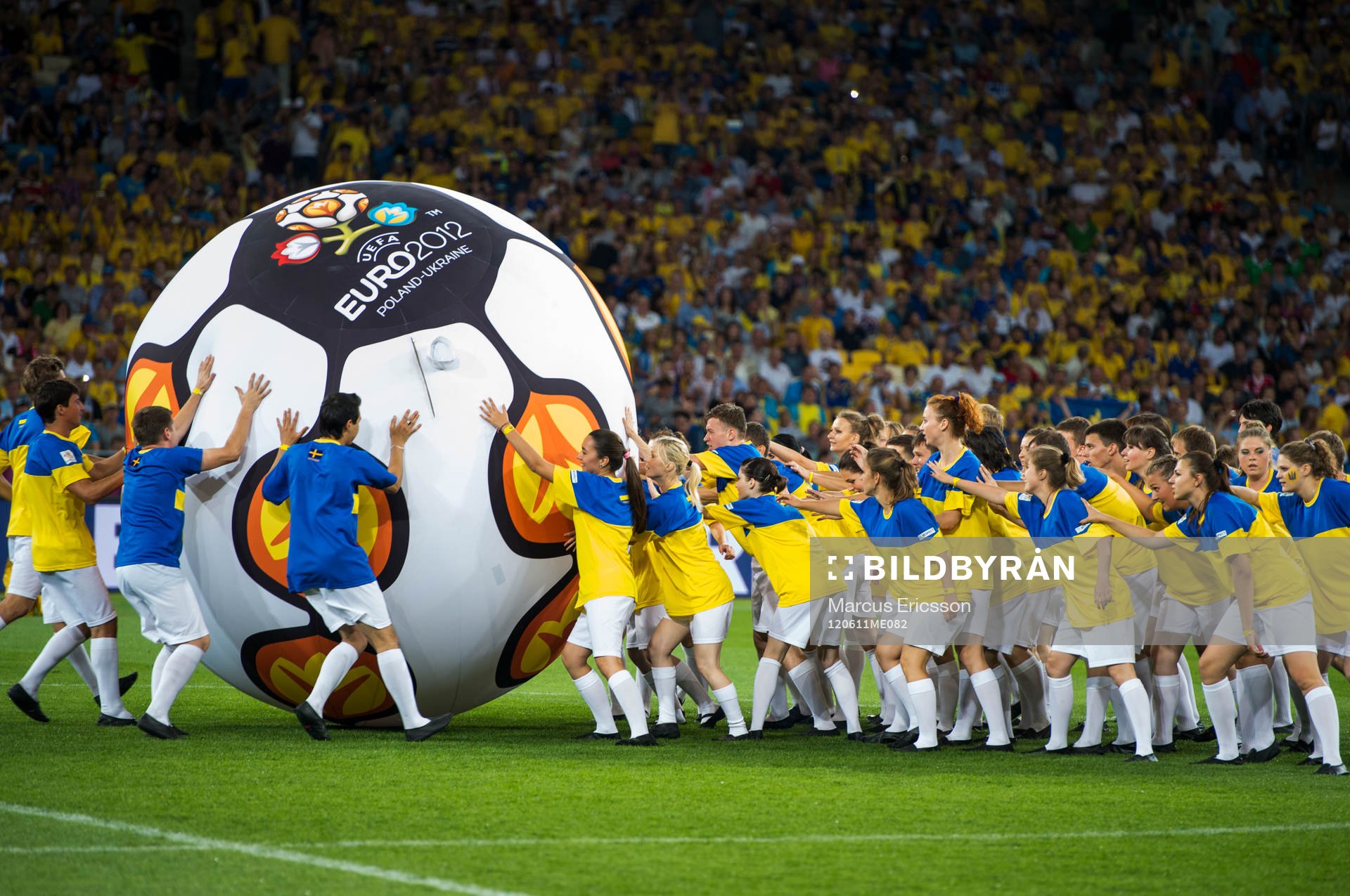 Invigningscermoni av premiärmatchen i Kiev