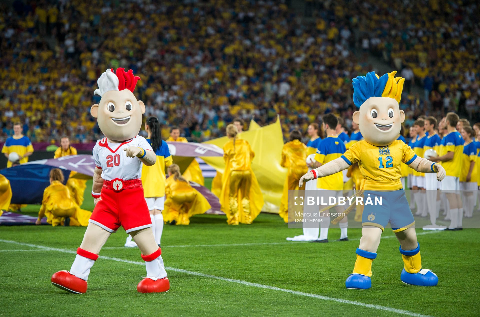 Invigningscermoni av premiärmatchen i Kiev. EM Maskot