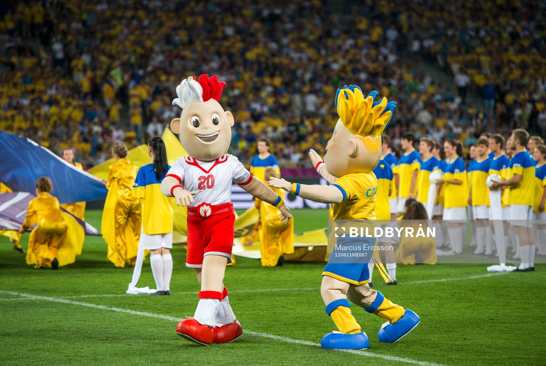 Invigningscermoni av premiärmatchen i Kiev. EM Maskot