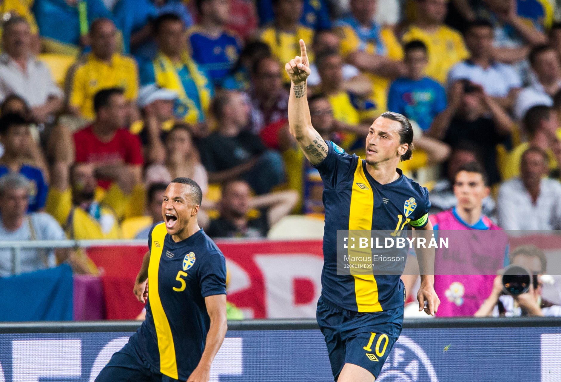  Zlatan Ibrahimovic, Sverige jublar efter 1-0 med Martin Olsson bakom sig