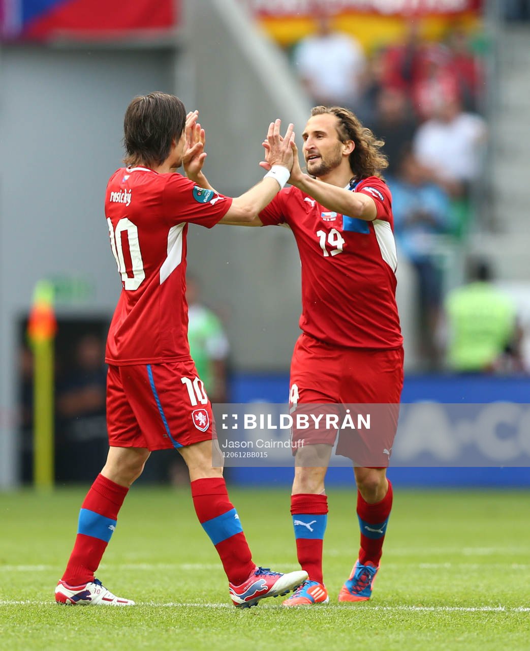  Petr Jiracek, Tjeckien, juebl med Tomas Rosicky efter mål.