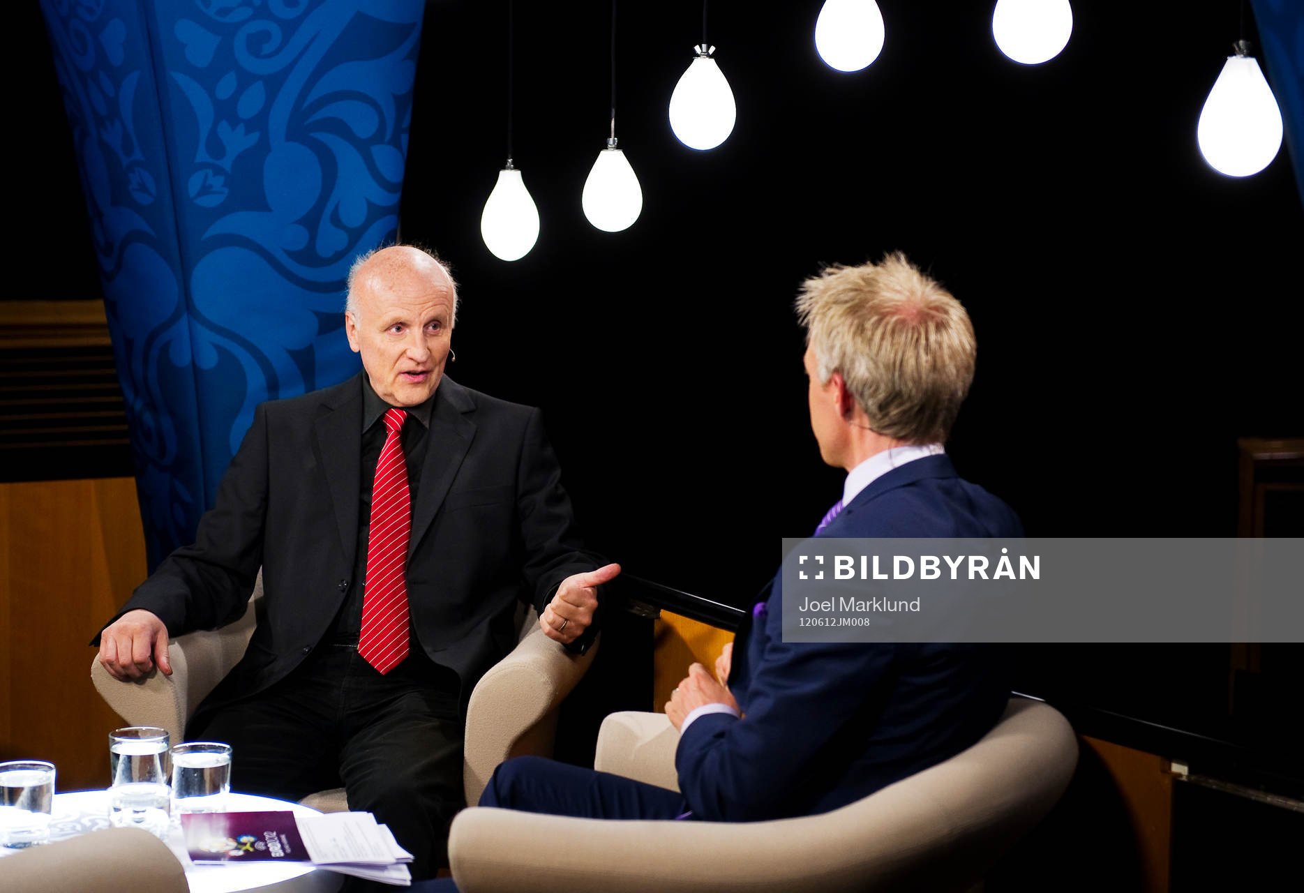  Arne Hegerfors och André Pops, programledare, i SVT:s EM-studio på Bio Rio i Hornstull i Stockholm.