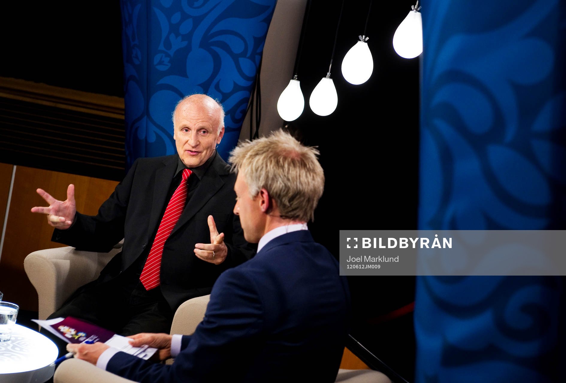  Arne Hegerfors och André Pops, programledare, i SVT:s EM-studio på Bio Rio i Hornstull i Stockholm.