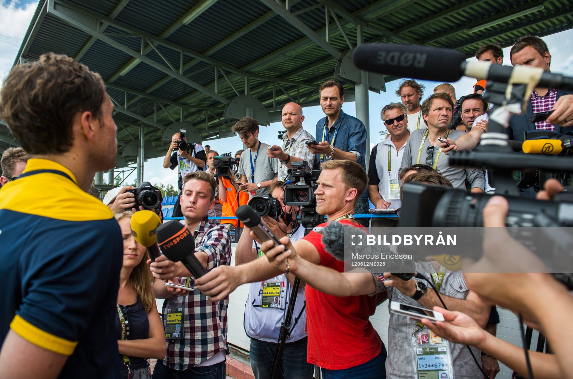 Johan Elmander pratar med media