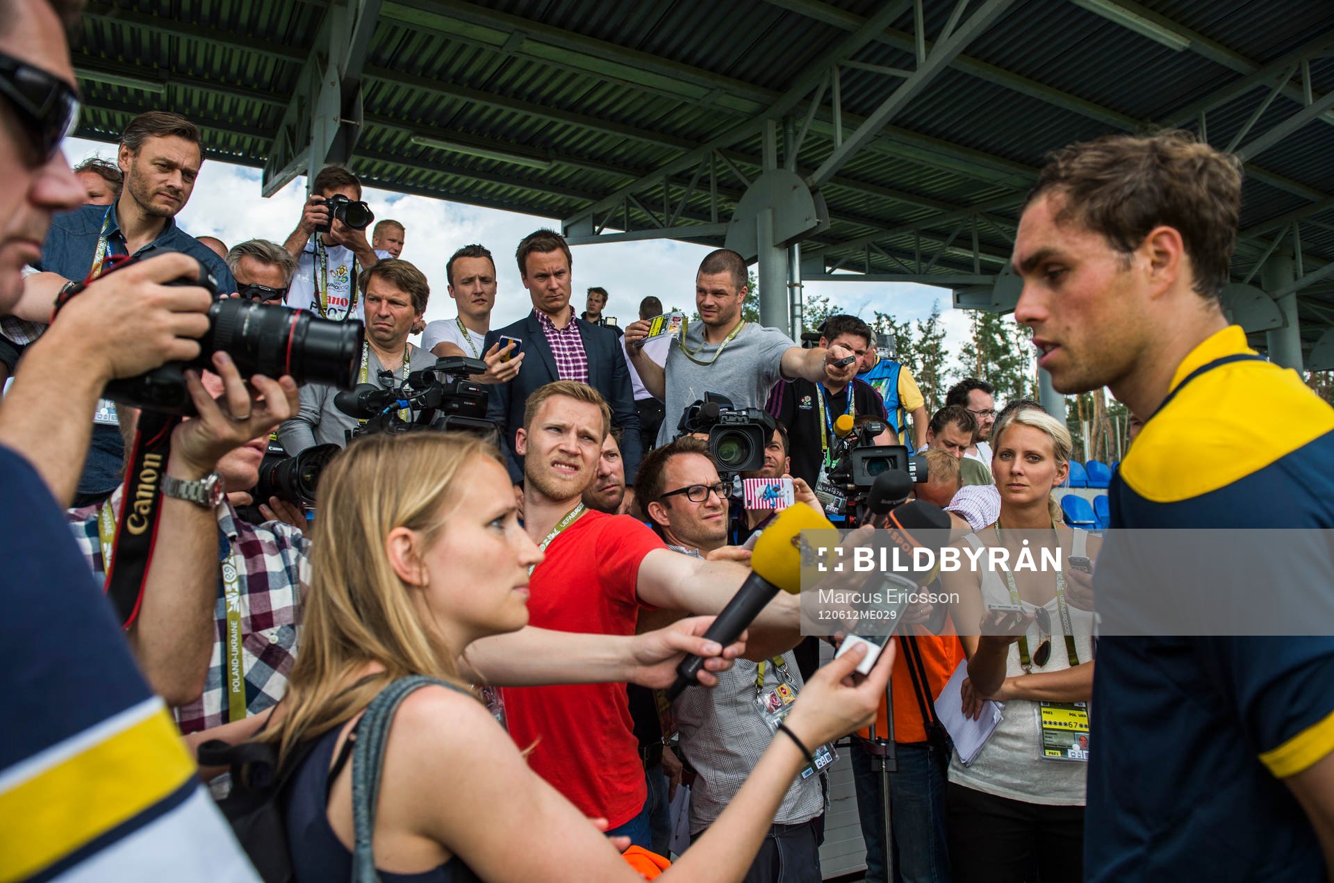 Johan Elmander pratar med media