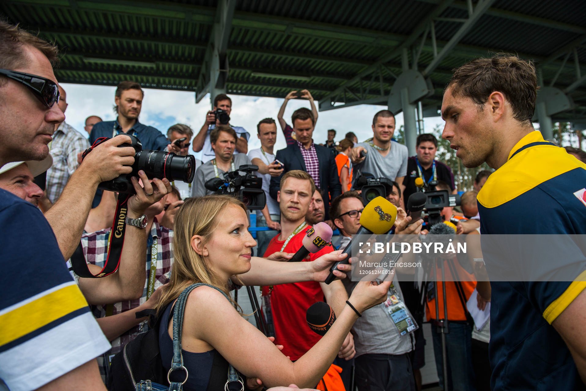 Johan Elmander pratar med media