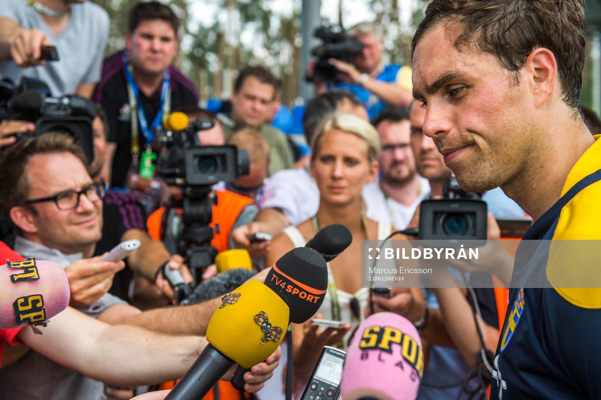 Johan Elmander pratar med media