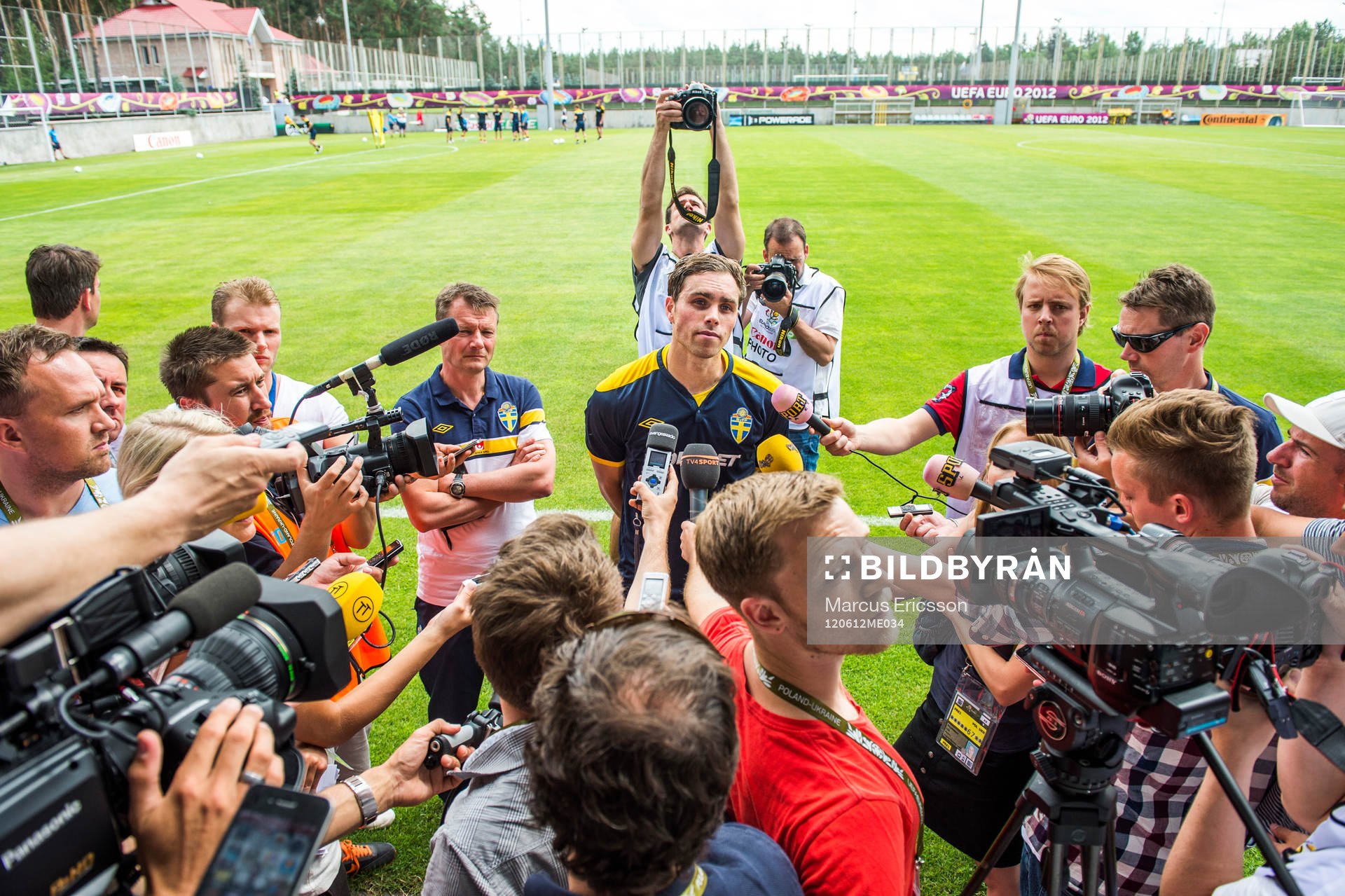 Johan Elmander pratar med media