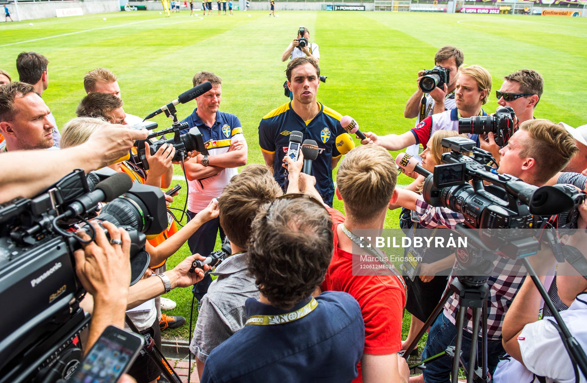 Johan Elmander pratar med media