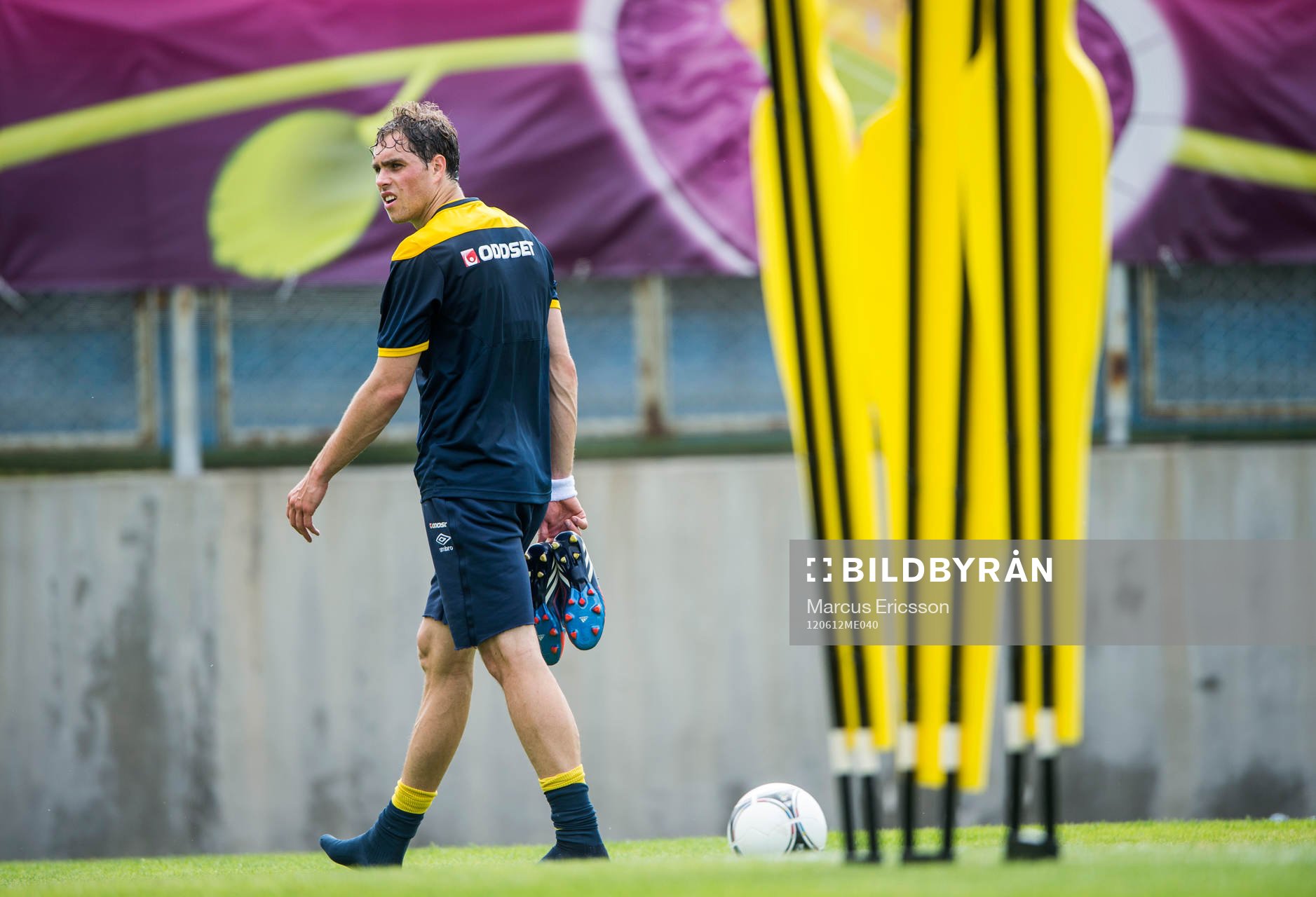 Johan Elmander vandrar av
