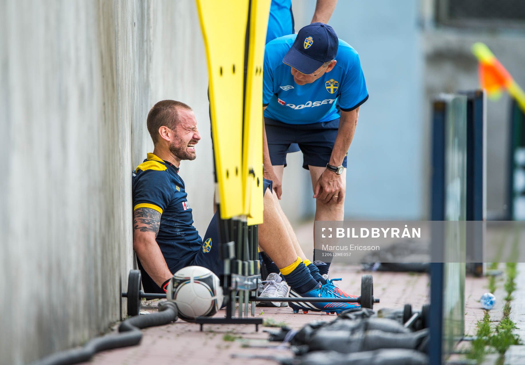 Johan Wiland, målvakt fick lite ont av en boll, smärta