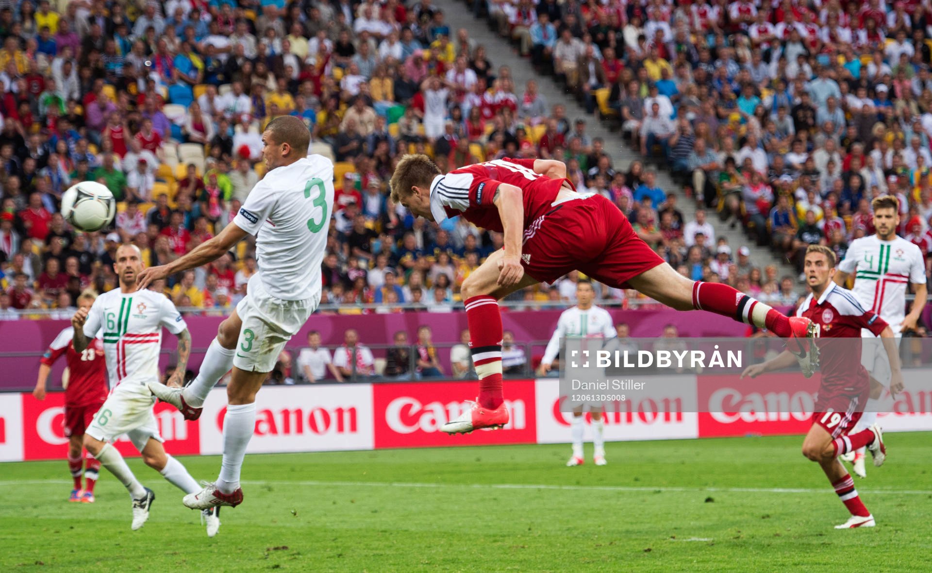 Nicklas Bendtner, Danmark, gör 2-2