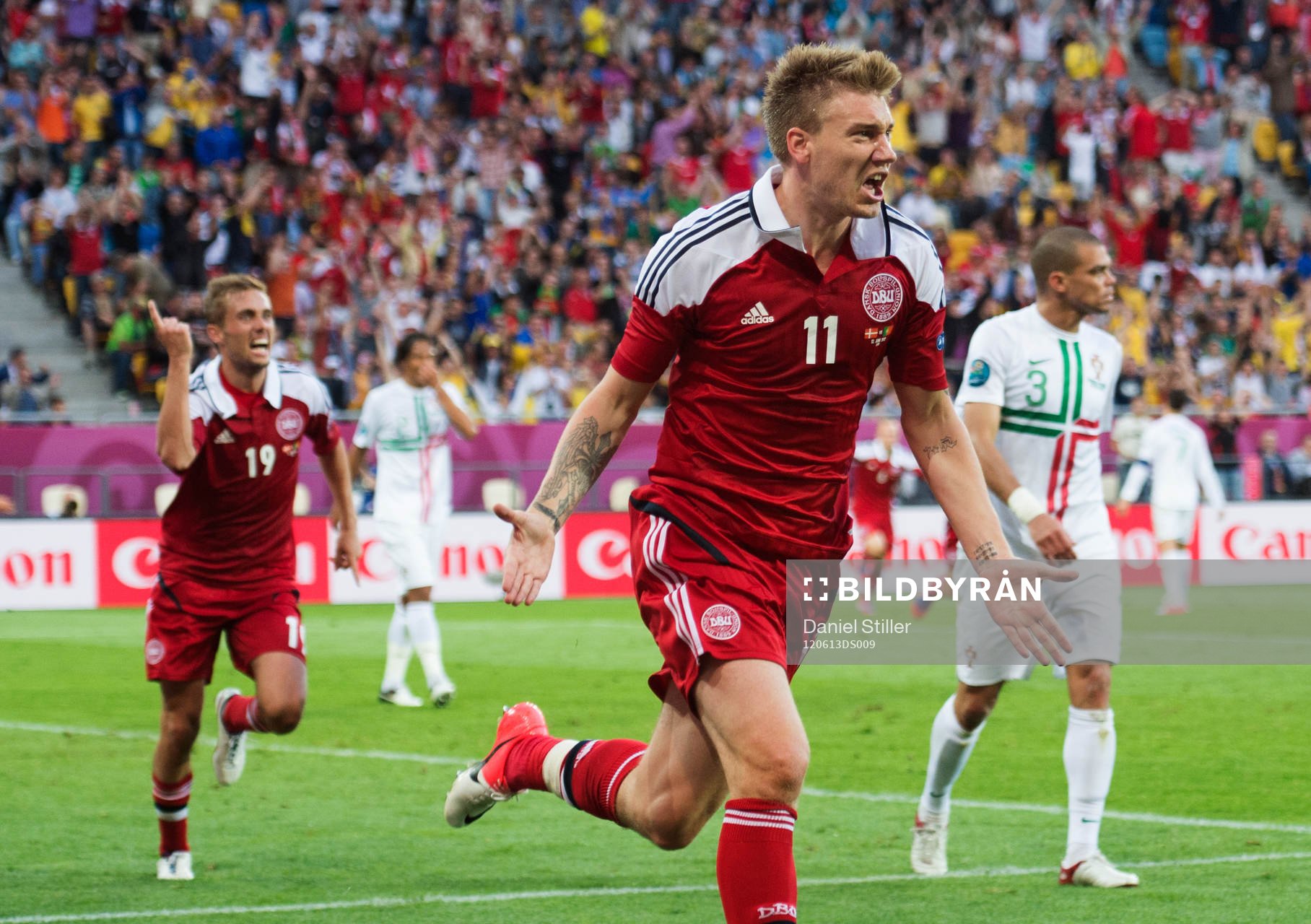 Nicklas Bendtner, Danmark, gör 2-2, jubel