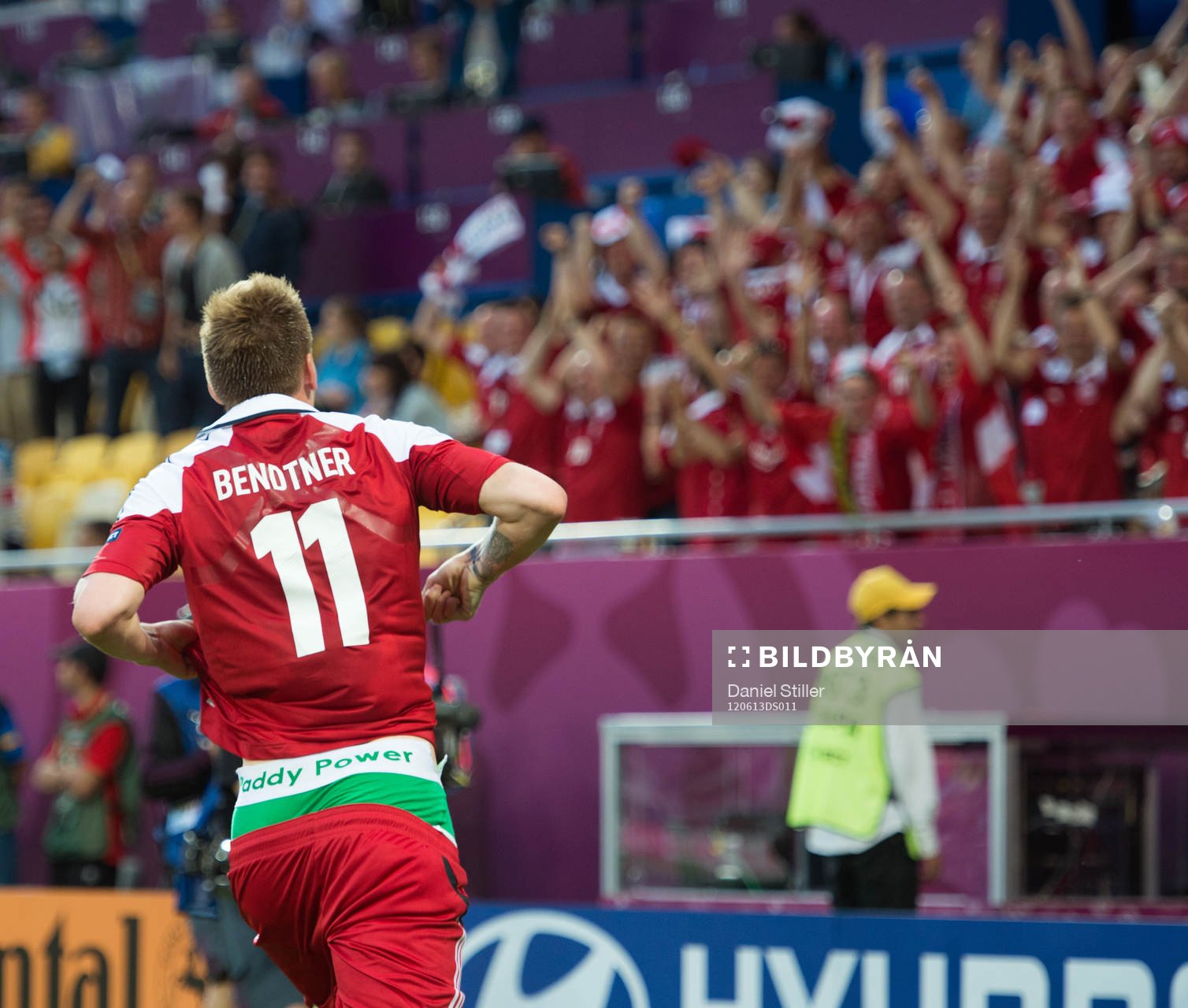 Nicklas Bendtner, Danmark, gör 2-2, jubel