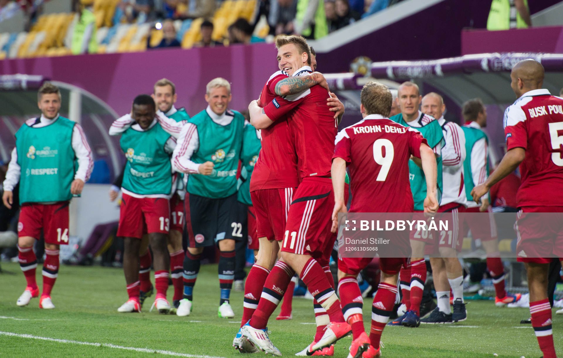Nicklas Bendtner, Danmark, gör 2-2, jubel