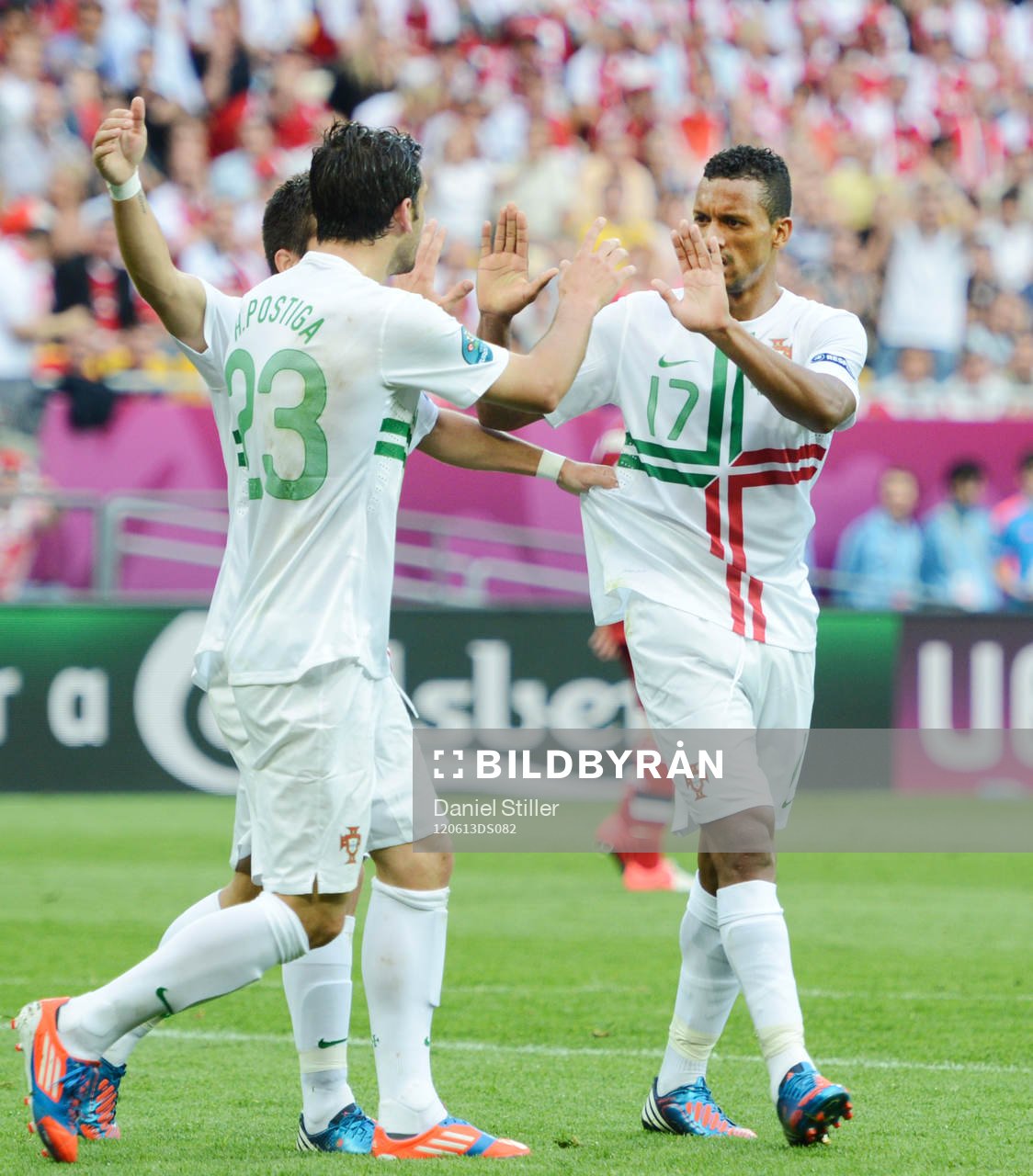  Nani gratulerar Helder Postiga, Portugal, till 0-2