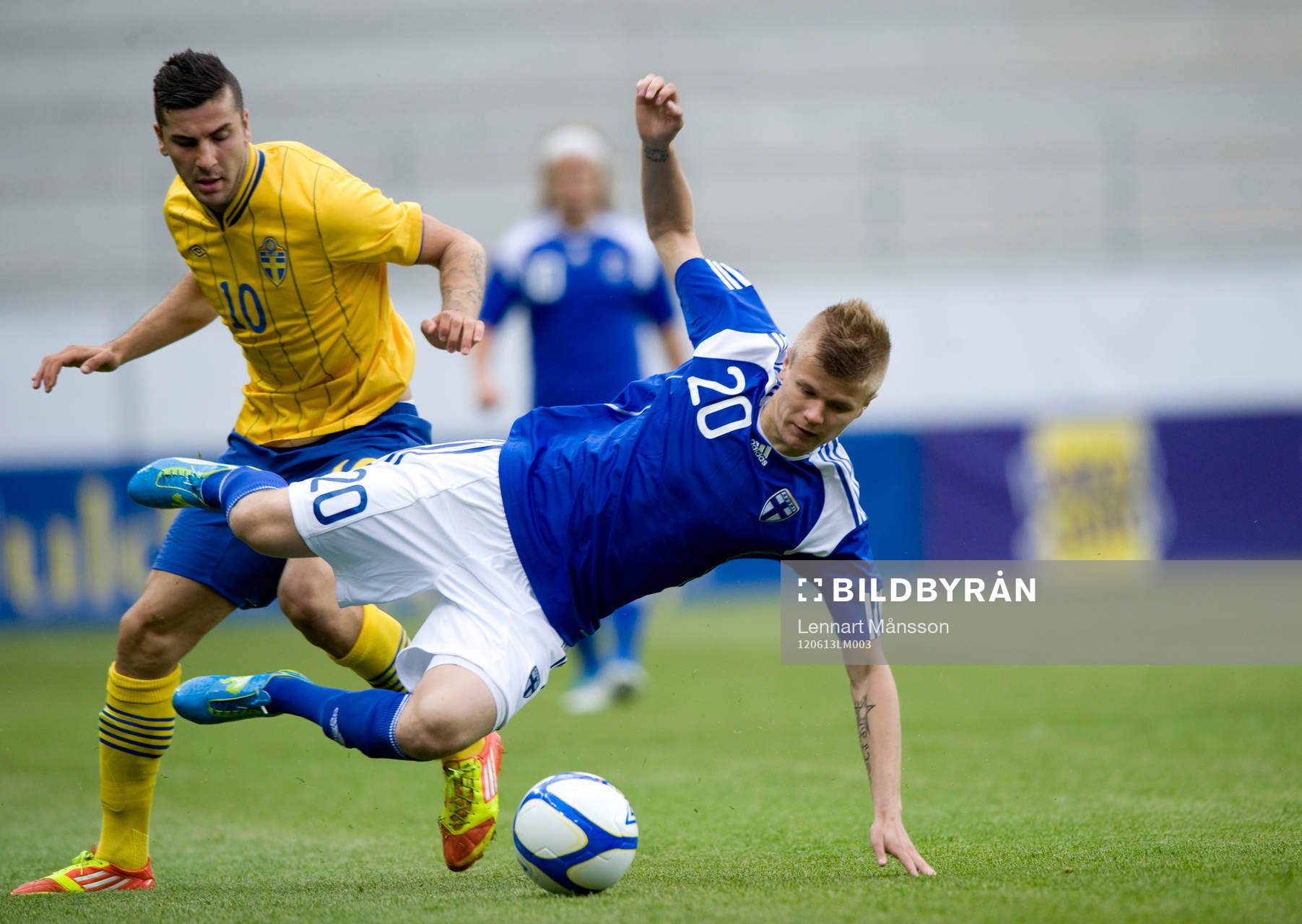 Mikael Ishak, Sverige, får Petteri Pennanen, Finland
