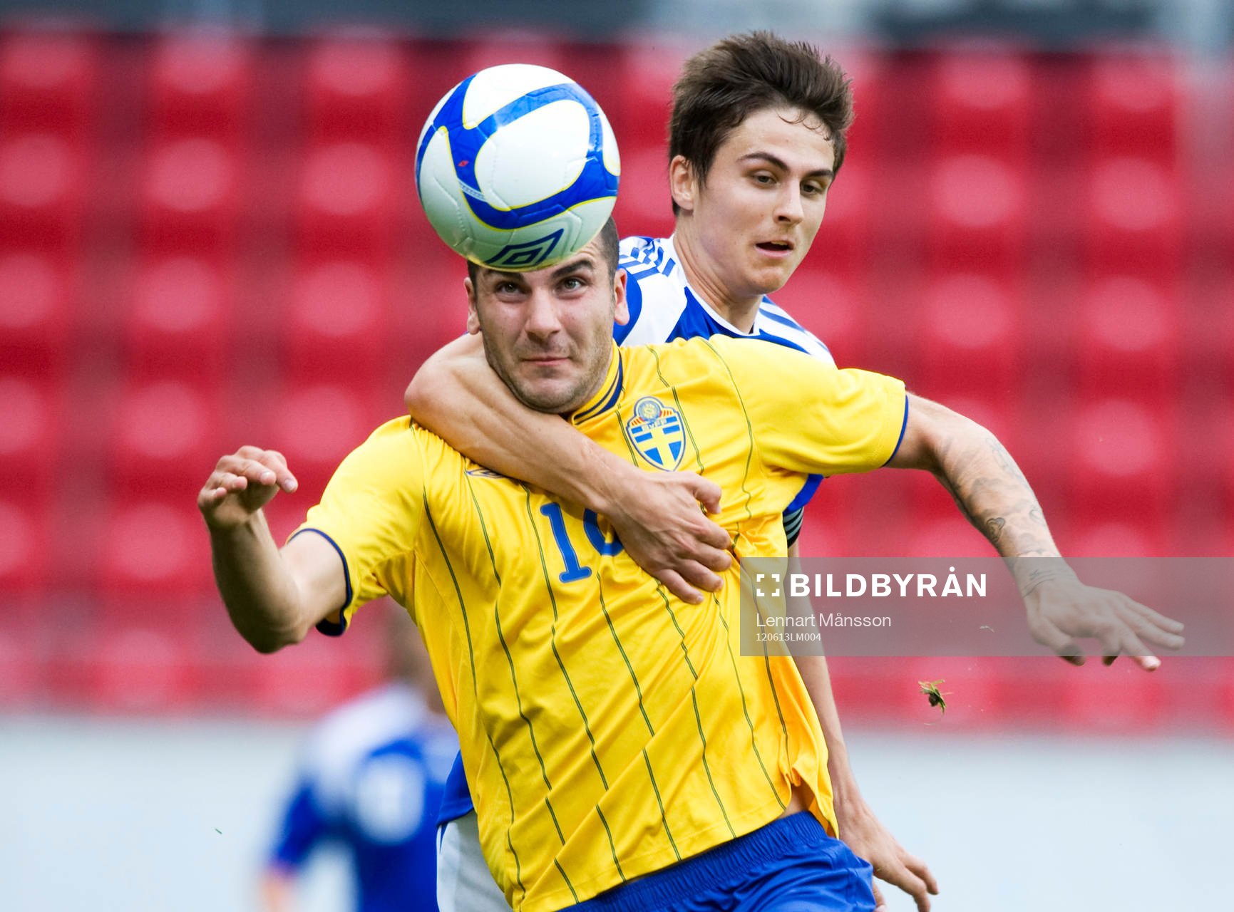 Mikael Ishak, Sverige, blir tagen hårt
