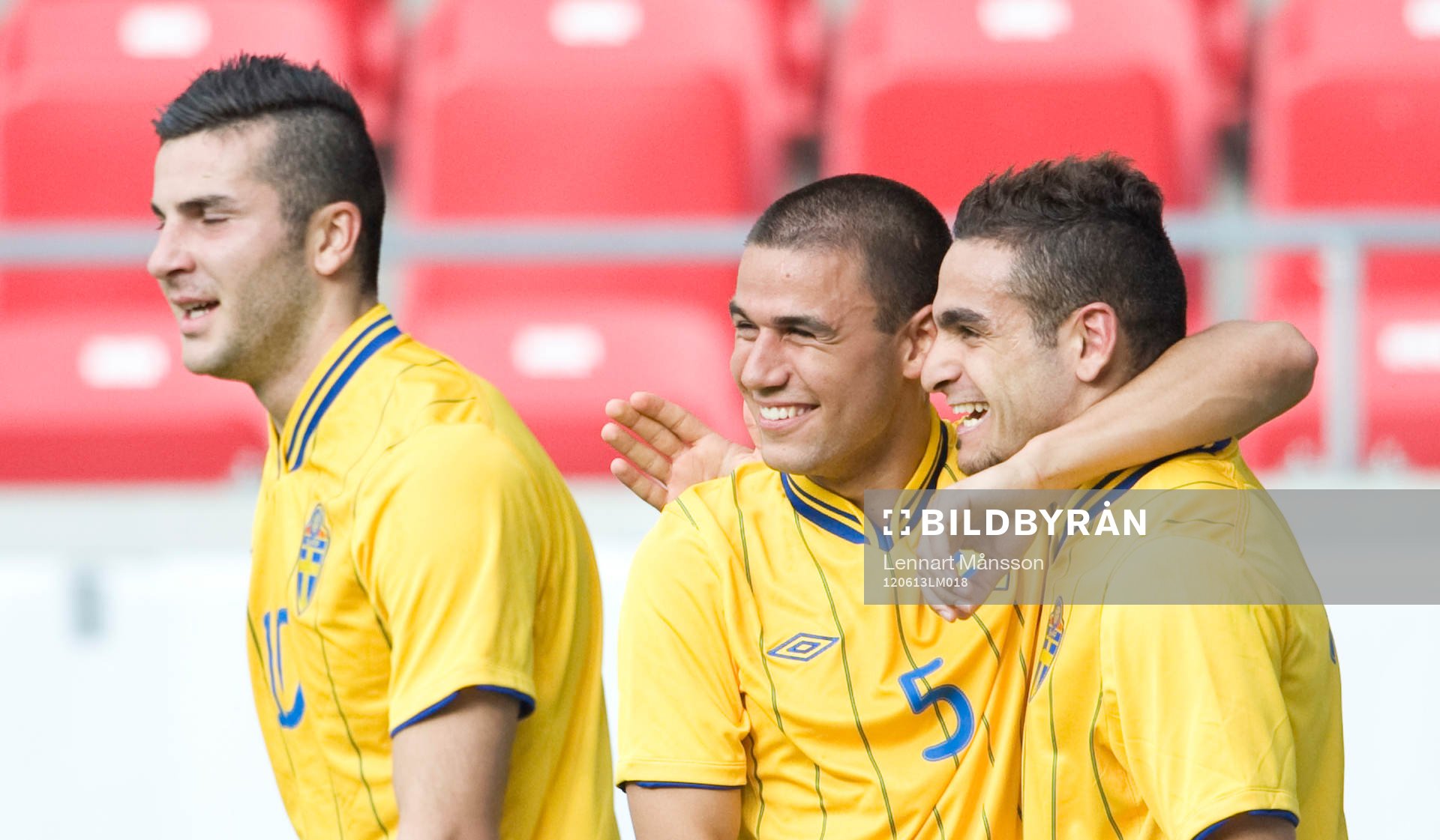 2-0 Mervan Celik, Sverige, grattas av 2-målsskytten Mikael