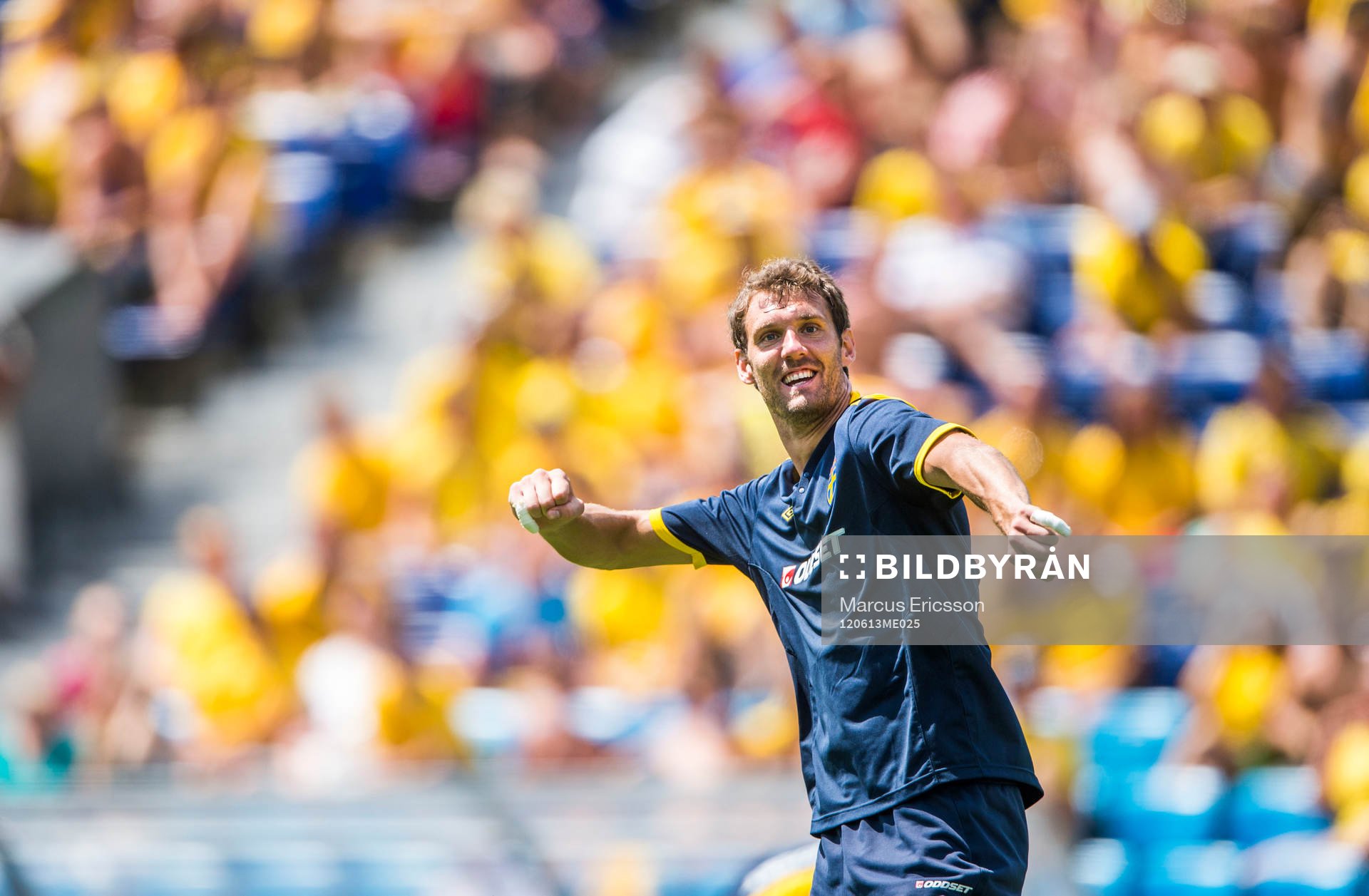  Öppen träning för de svenska fansen på Dynamo Stadion. Andreas Isaksson, målvakt får stort jubel när han lägger en frispark