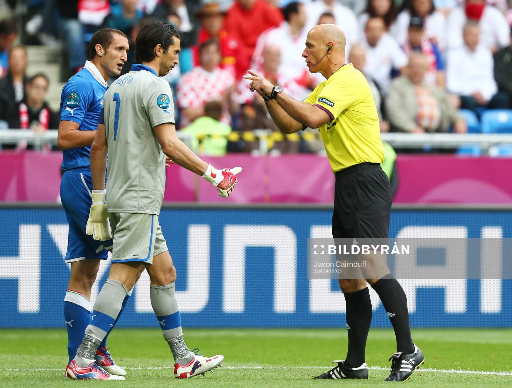 Howard Webb, domare, tar ett snack med Giorgio Chiellini