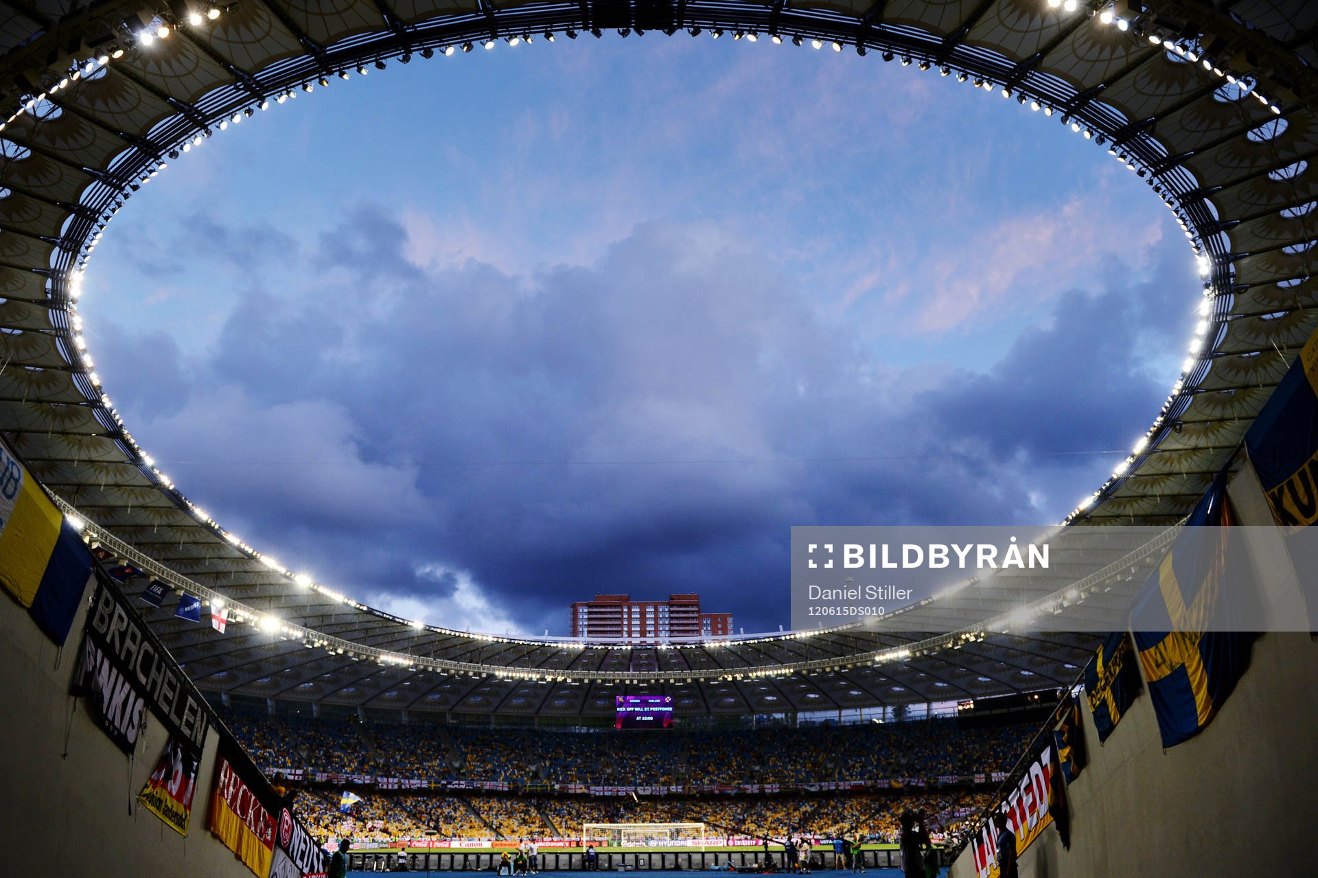 Olympiastadion i Kiev, interiör. Mörka moln på himlen