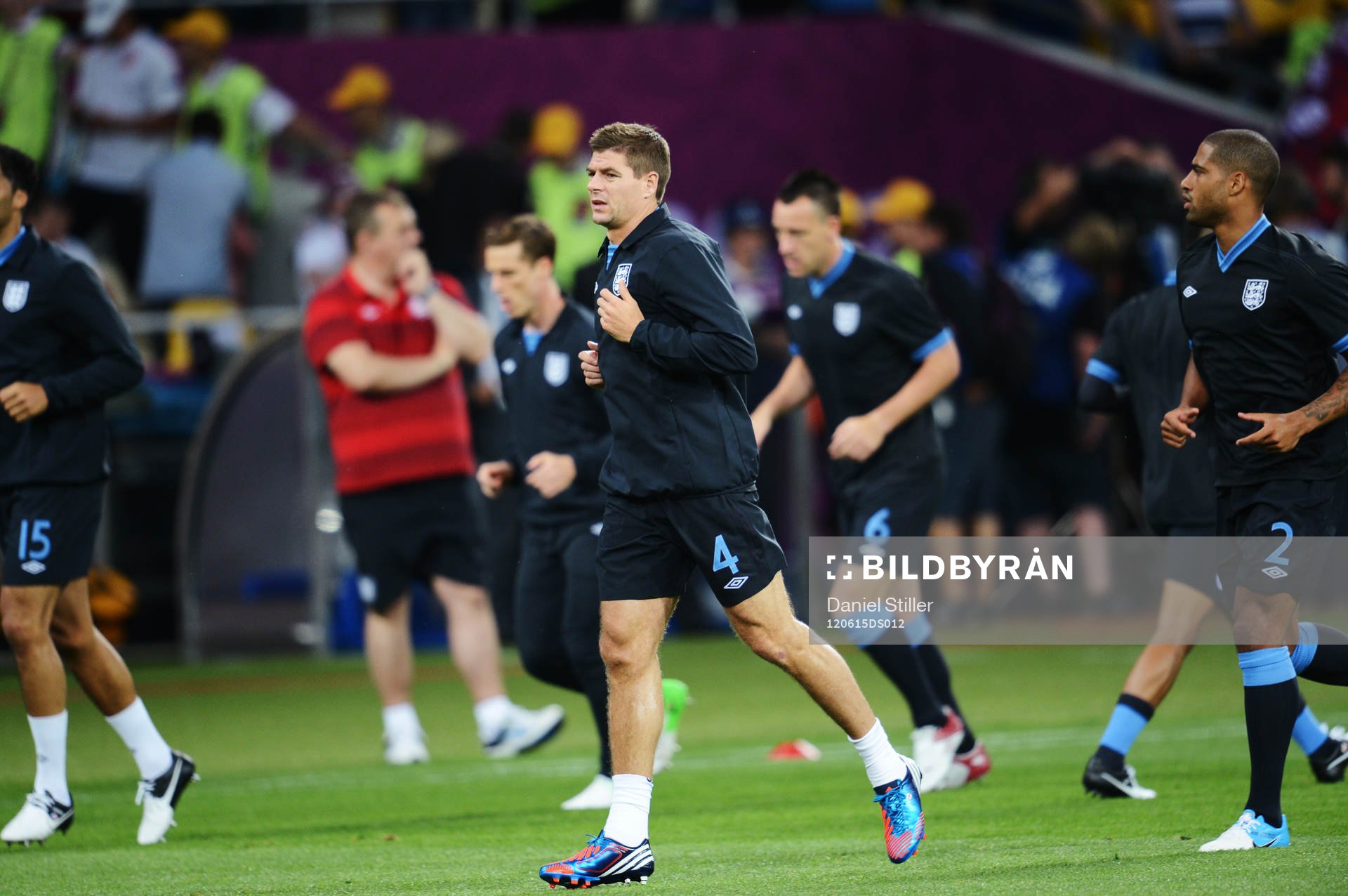 Steven Gerrard, England, värmer upp