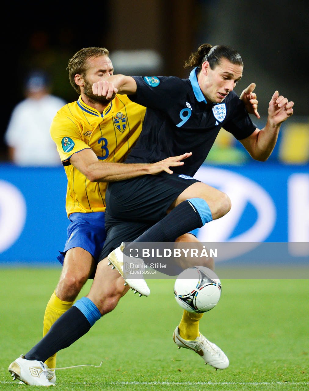 Olof Mellberg, Sverige, kämpar mot Andy Carroll, England