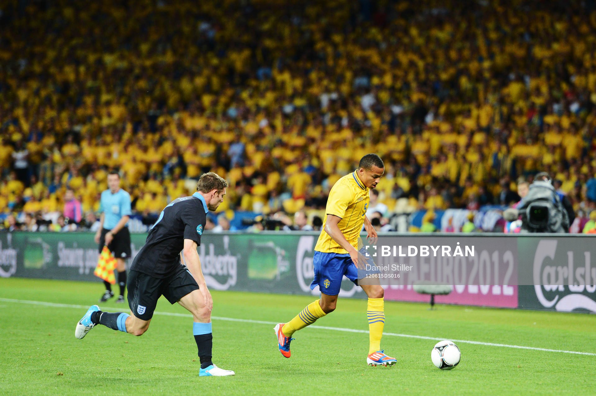 Martin Olsson, Sverige, kontrollerar bollen