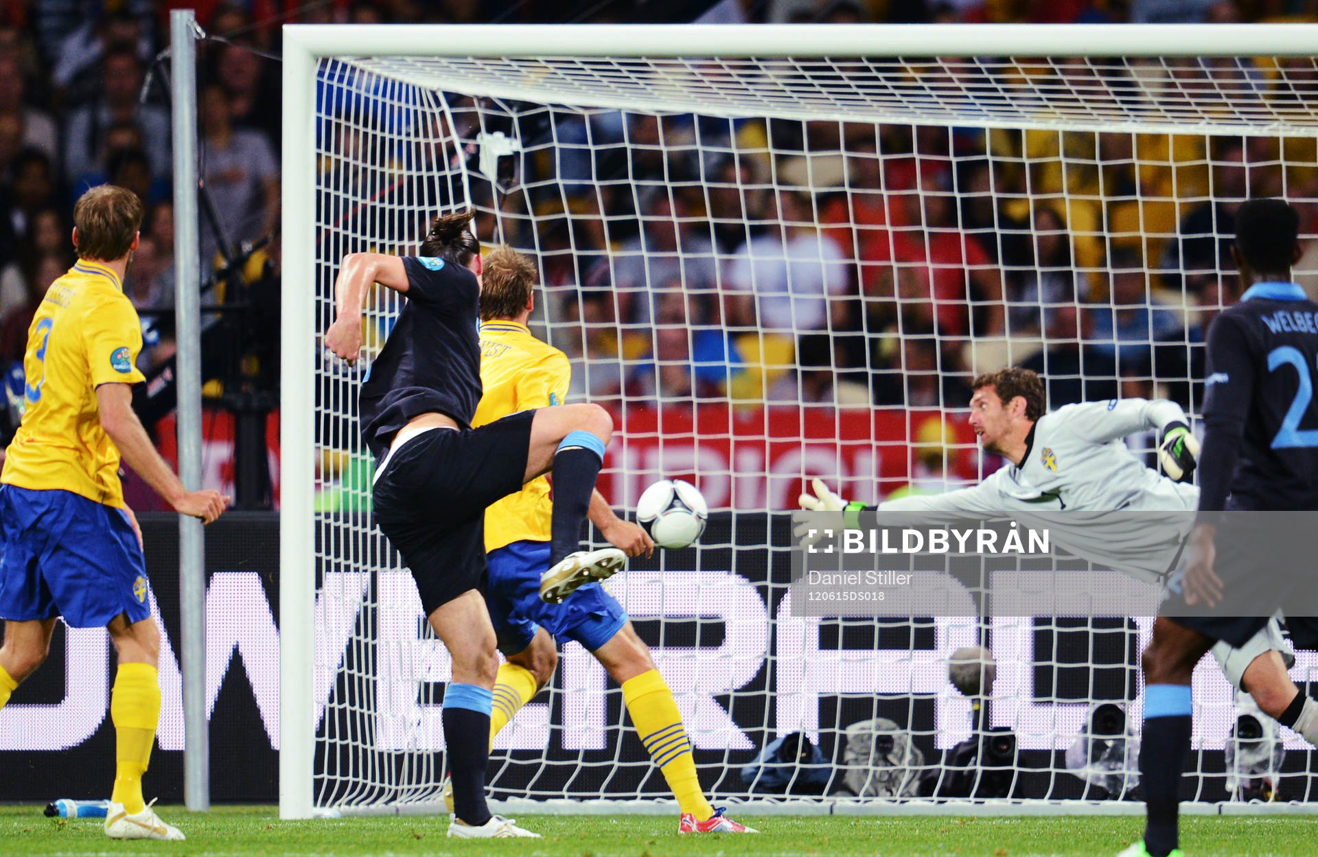 Andy Carroll, England, nickar in 0-1 bakom Andreas