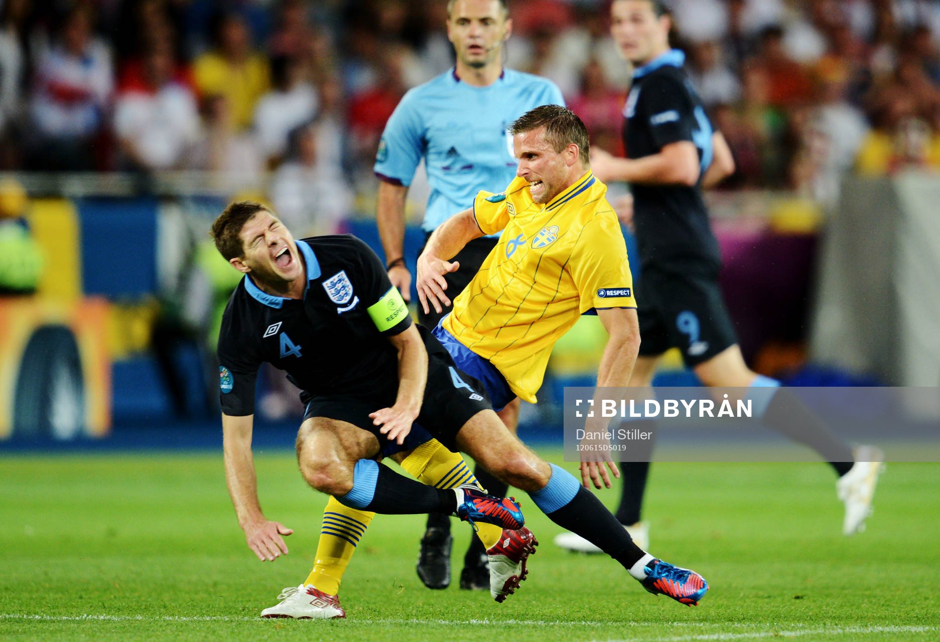 Steven Gerrard, England, blir hårt tacklad av Anders