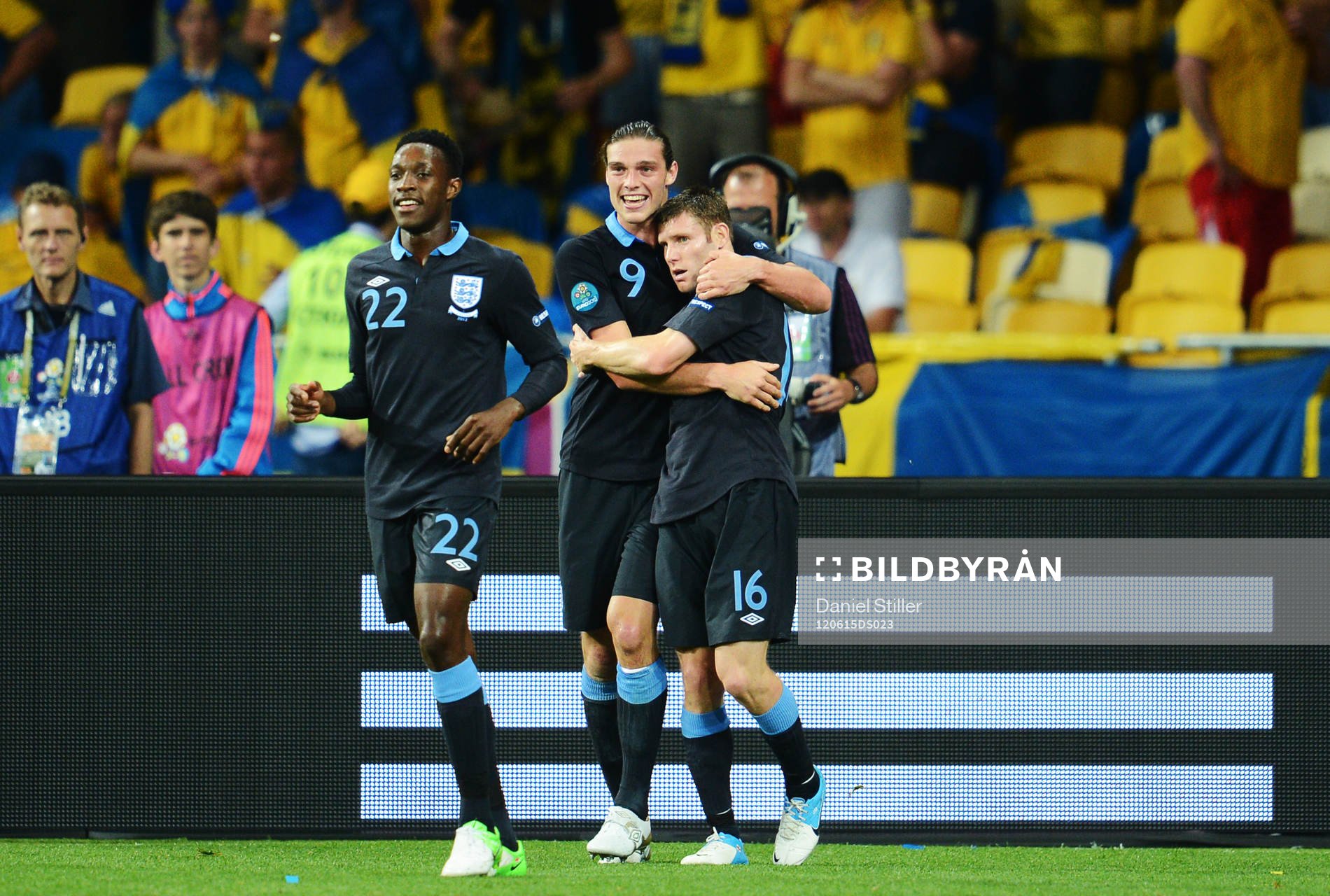 Danny Welbeck, Andy Carroll och James Milner, England, jubel